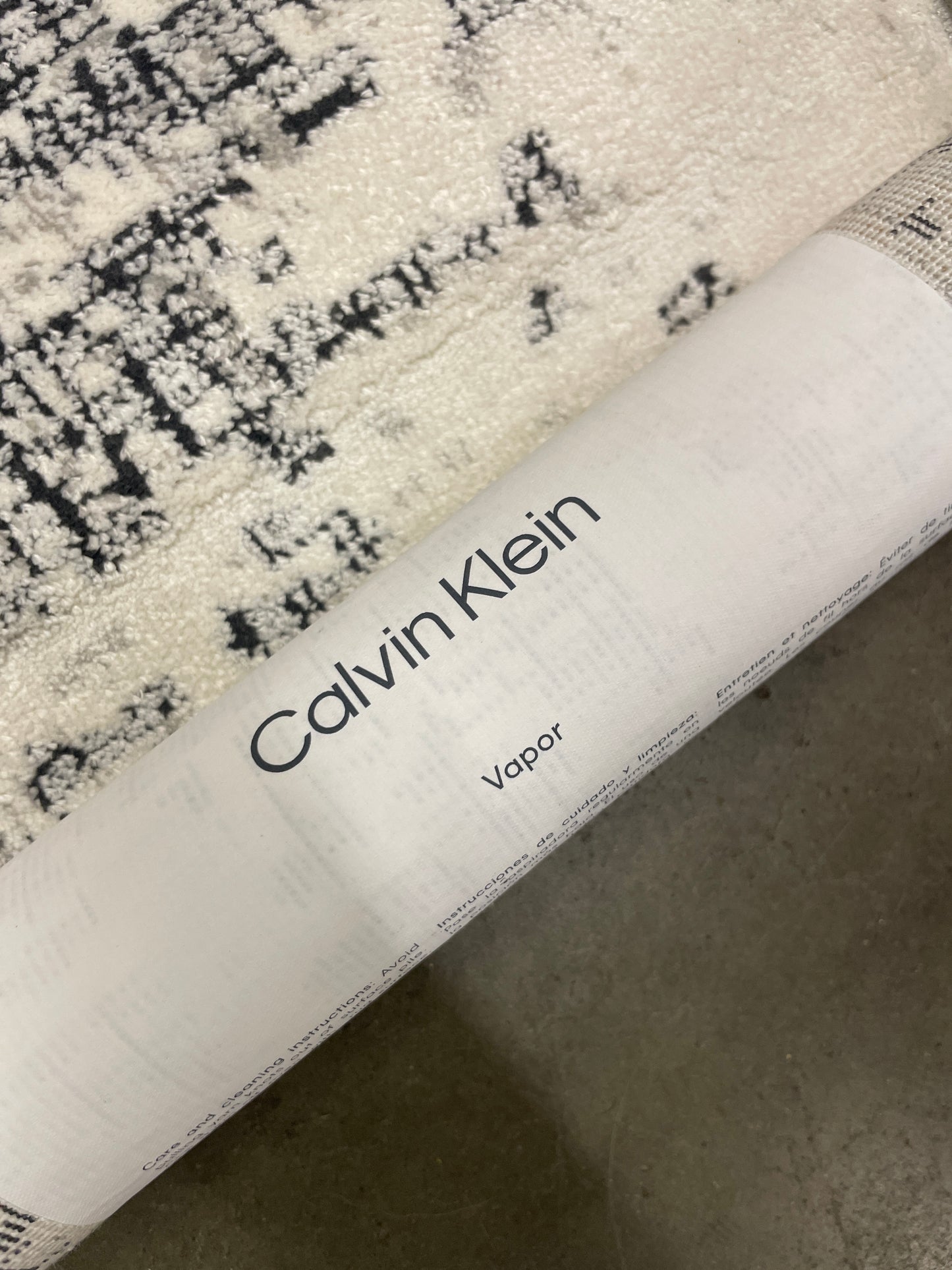 NEW - Calvin Klein Vapor Area Rug, Ivory / Black, 5'3" x 7' 3" - Retail $149