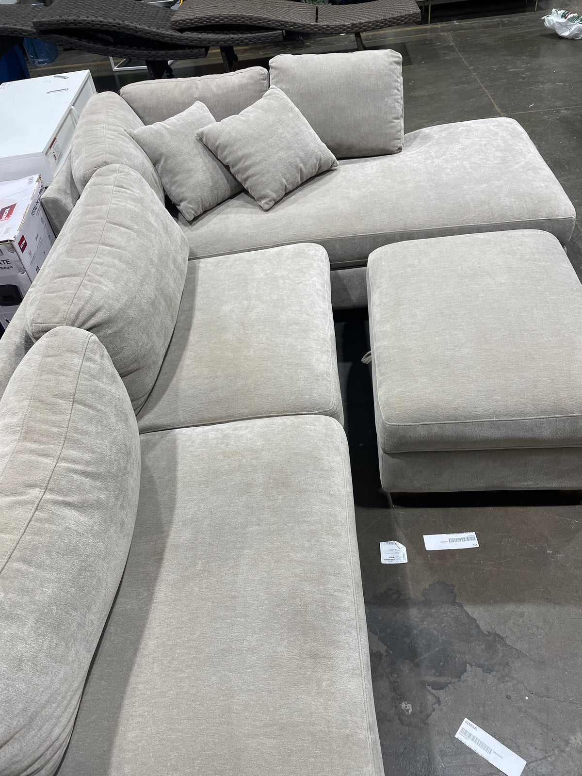 Thomasville Walsen Sectional with Storage Ottoman