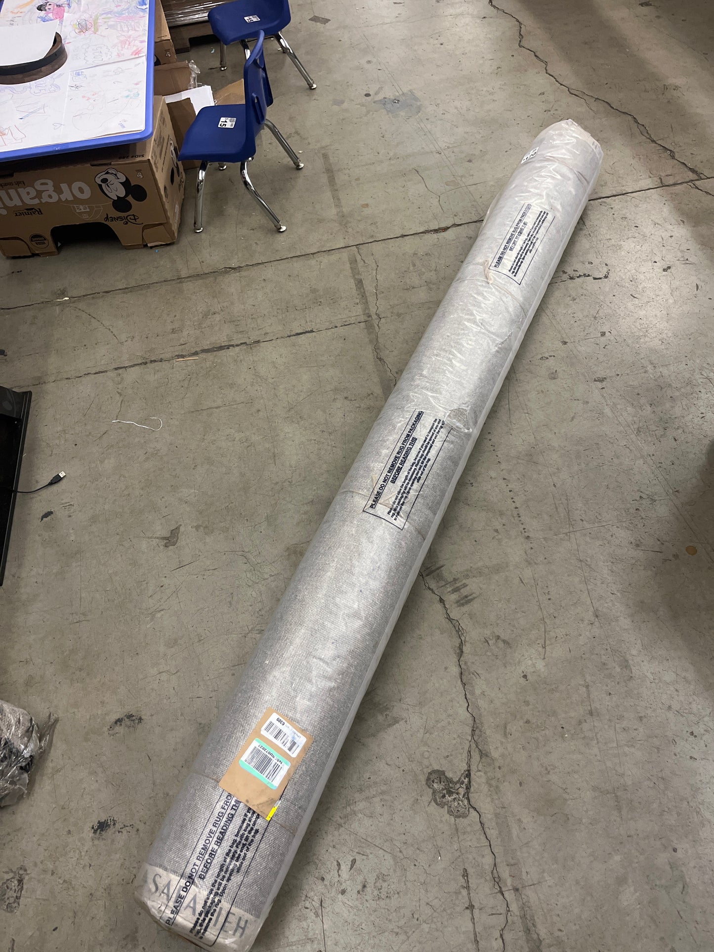 NEW - SAFAVIEH Blossom Collection Area Rug - 8' x 10', Light Grey & Ivory, Handmade Wool, Ideal for High Traffic Areas in Living Room, Bedroom (BLM109F)