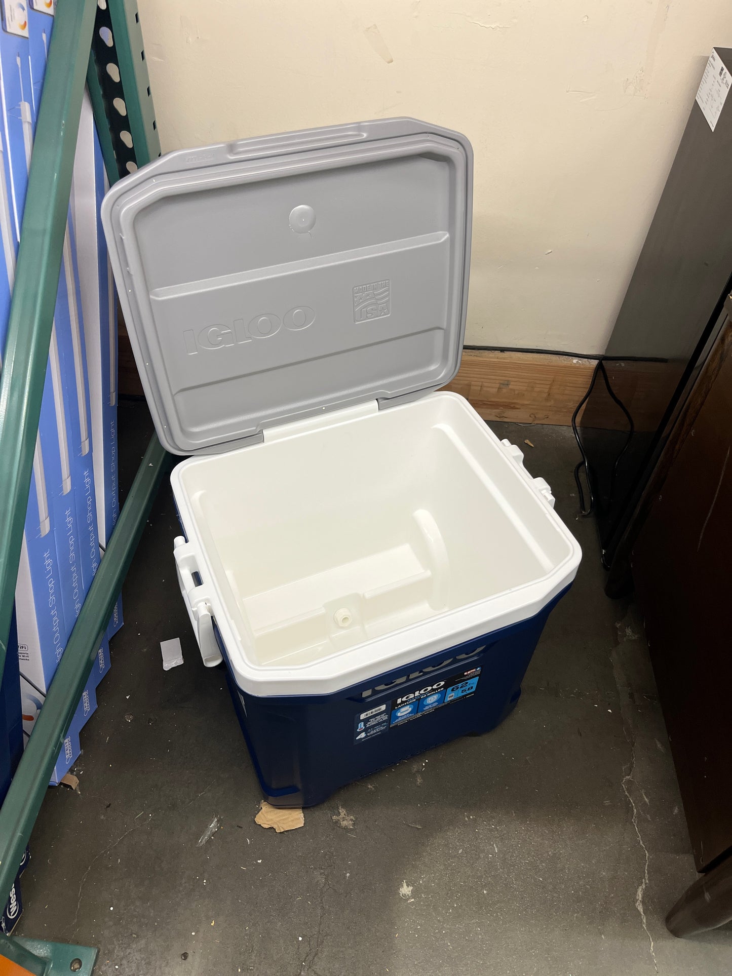 IGLOO 62QT ROLLING COOLER - Retail $49