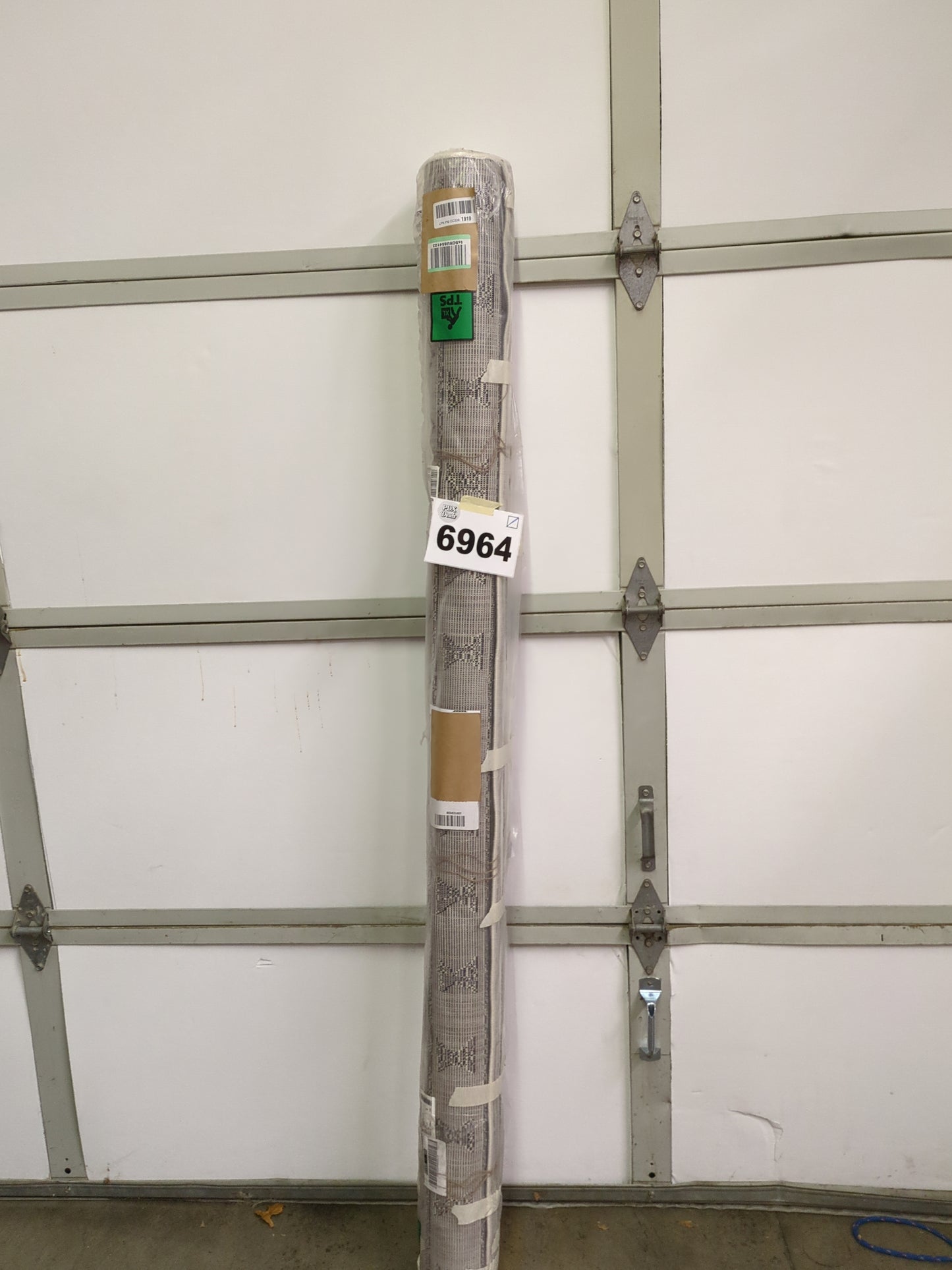 nuLOOM 7' x 9' Indoor Performance Area Rug, Stain-Resistnat, Pet and Kid Friendly, Durable, High-Traffic, Noa ivory and black - Retail $59