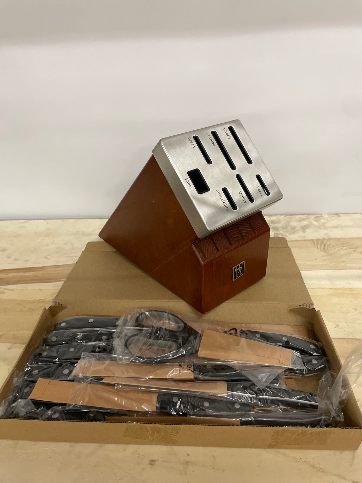 HENCKELS 14PC COUNTOUR - Retail $149