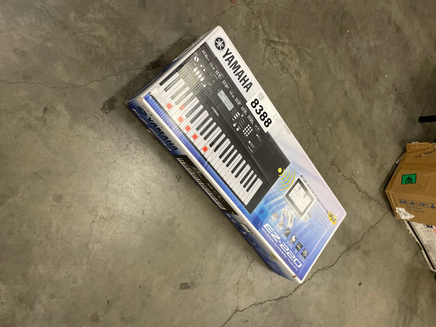 YAMAHA EZ220 CPK 61 KEY - Retail $239