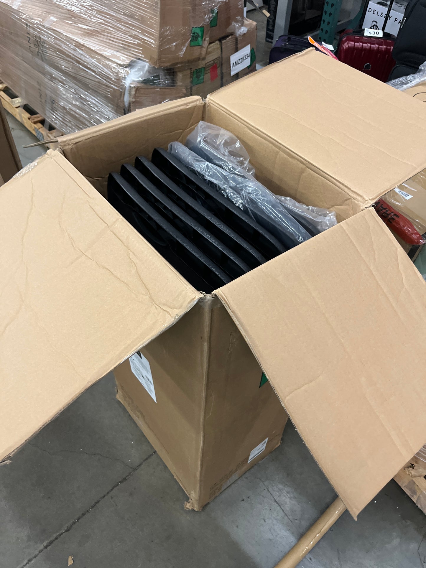 Amazon Basics Foldable Plastic Chair with 350-Pound Capacity - Black, 6-Pack - Retail $142