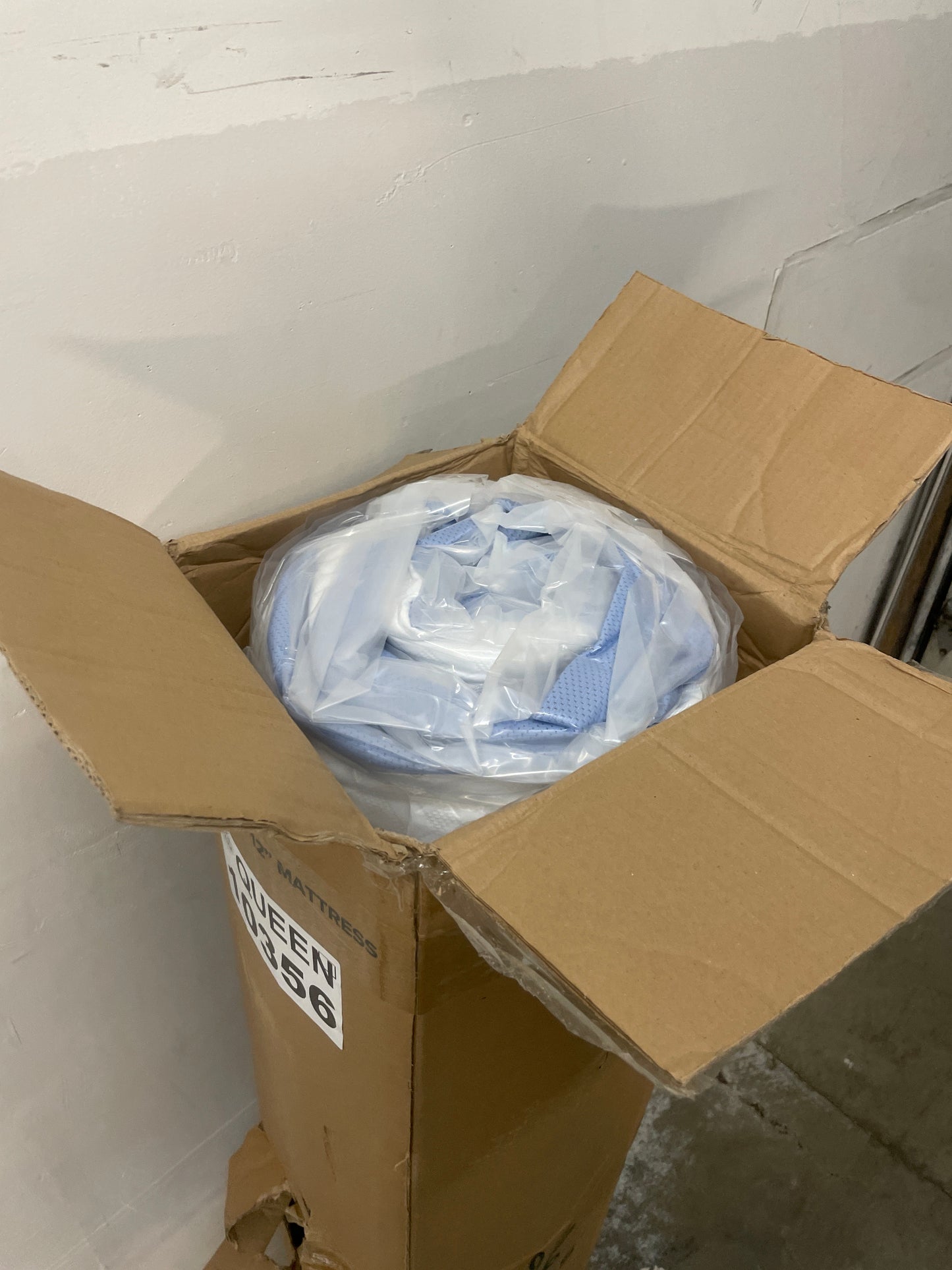 NEW - ZINUS 12 Inch QUEEN Cooling Essential Memory Foam Mattress, Fiberglass Free, Medium Feel, Cooling Airflow - Retail $300