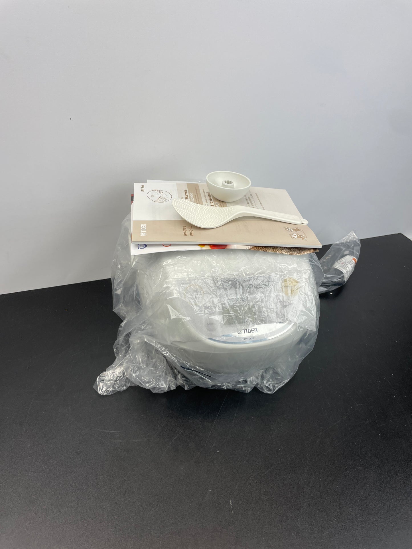 NEW - Tiger 5.5 Cup Rice Cooker