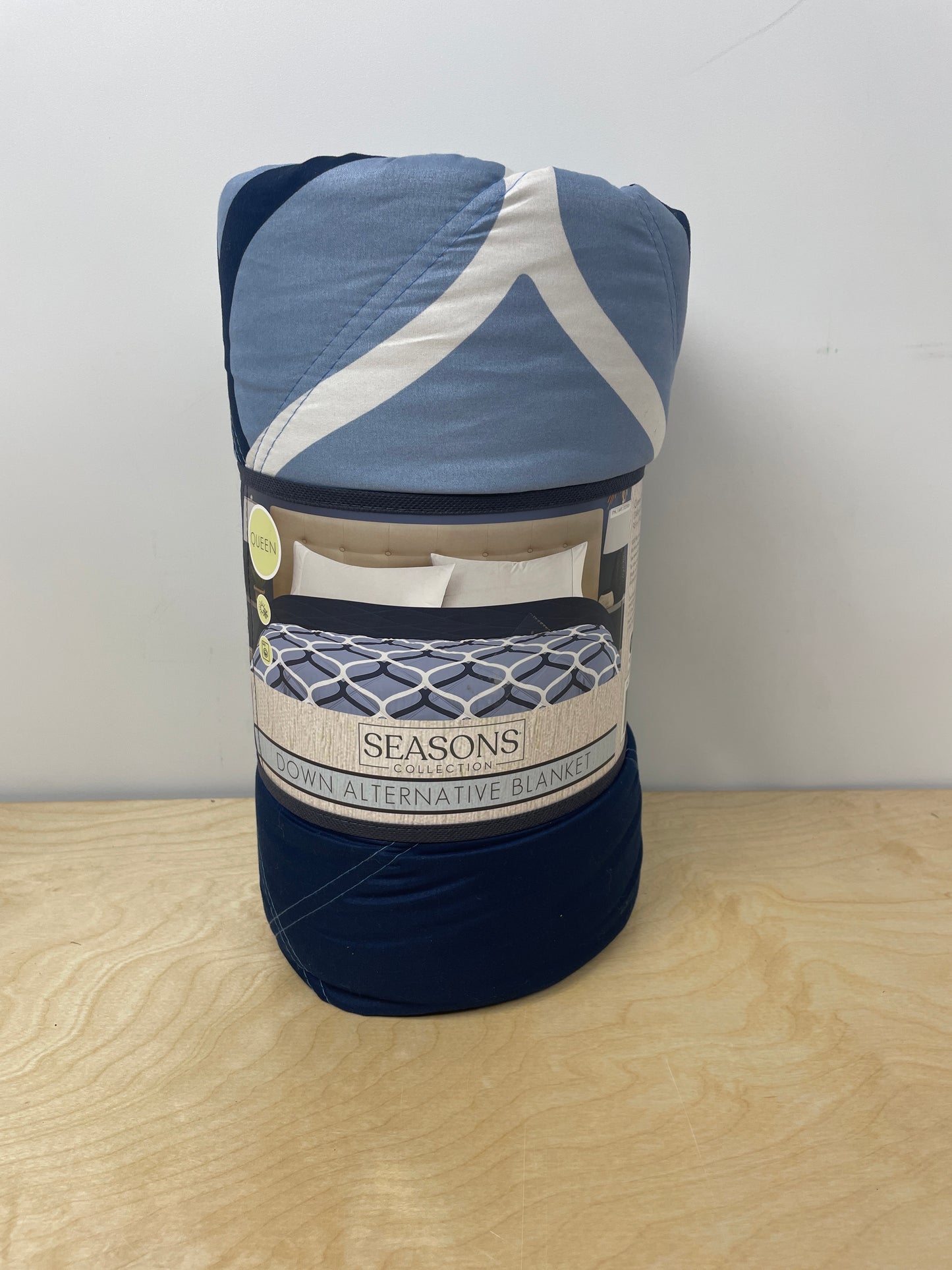 QUEEN - Reversible Down Alternative Blanket - Retail $20