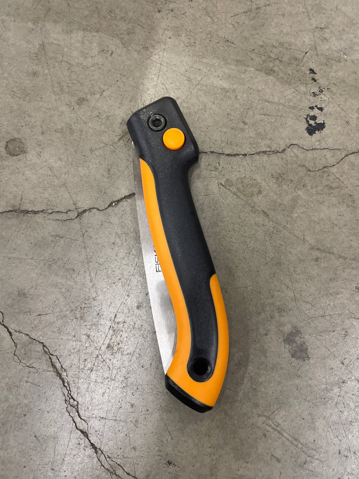 Fiskars Hand Saw, Folding Saw with Dual Position Locking Saw Blade for Overhand Cuts and Under Cuts and Power Tooth Blade with Triple Ground Teeth, Soft Grip 10-Inch Pruning Saw - Retail $23