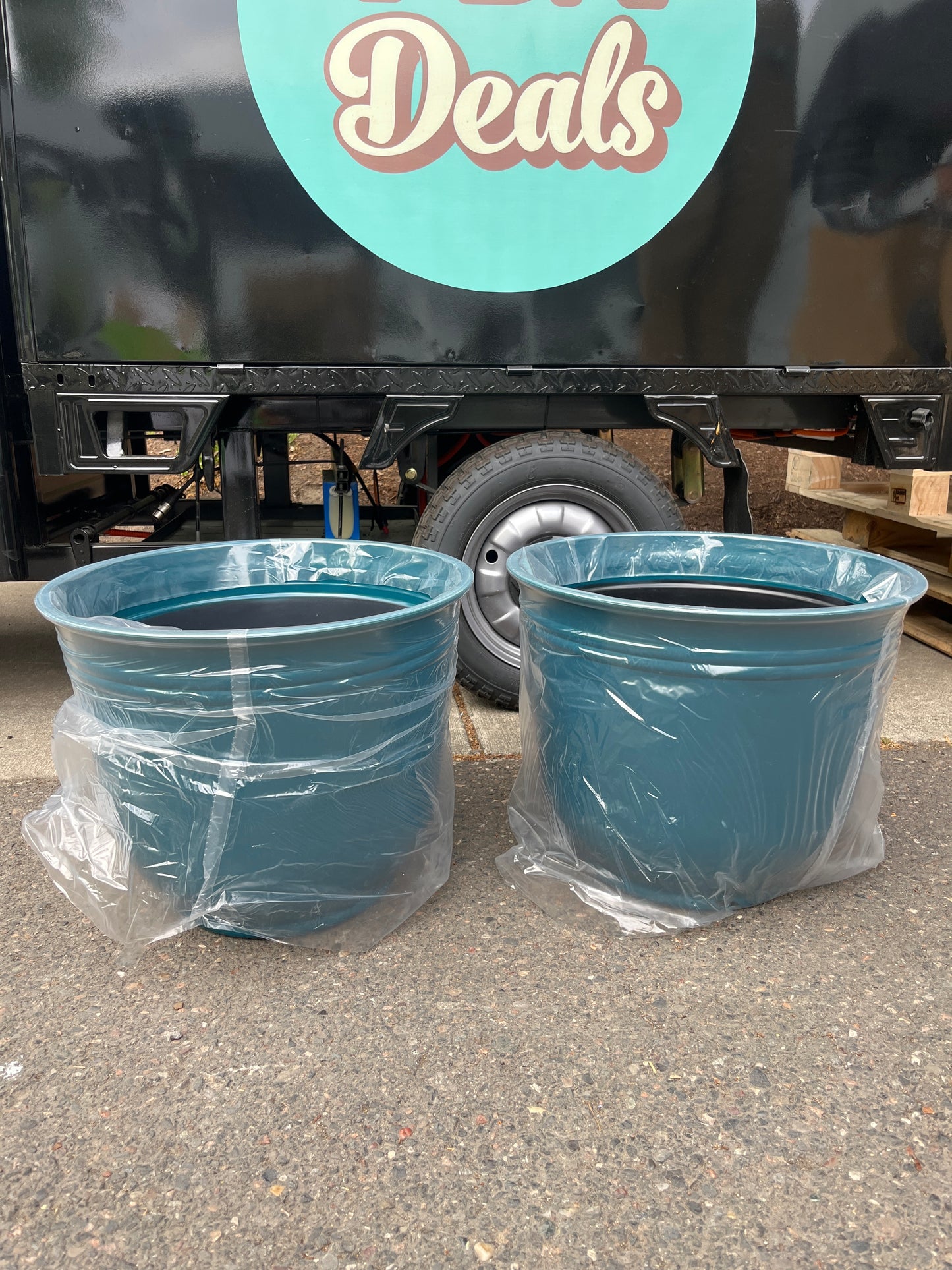 Theo Resin Planters by Trendspot, 2-pack - Retail $43