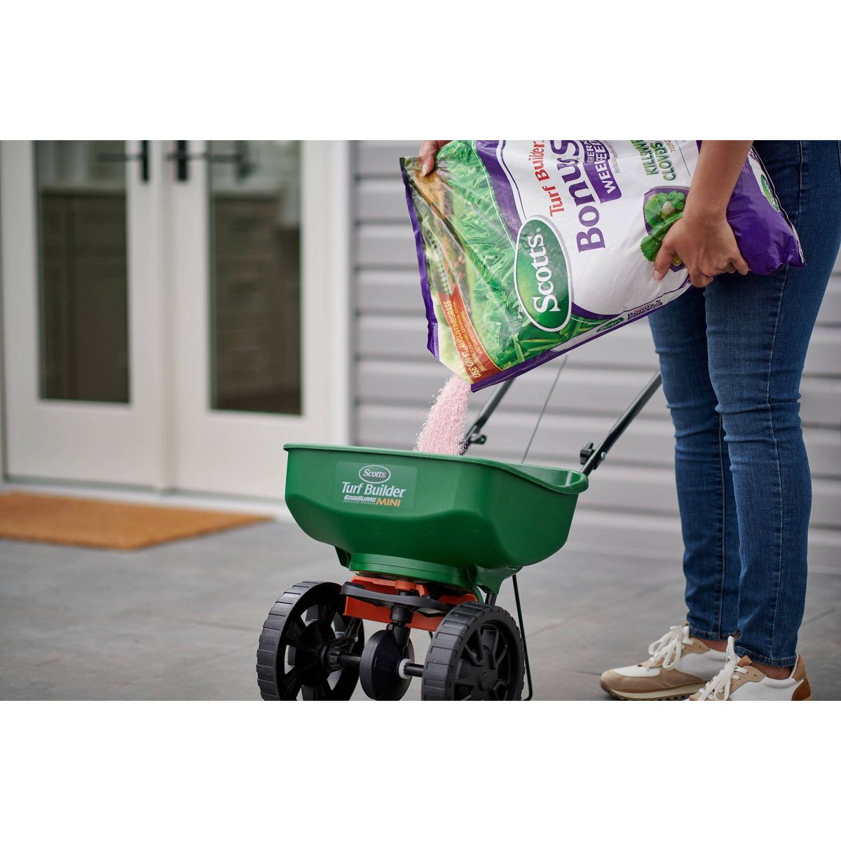 Scotts 5000 sq ft Turf Builder Bonus Southern Weed and Feed Fertilizer: Thickens Lawns, Controls Weeds