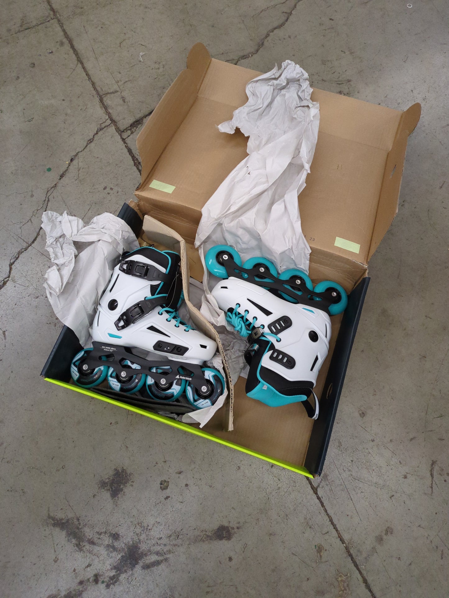 Rollerblade Lightning Women's Urban Inline Skate, White and Aqua size 6/6.5 - Retail $199