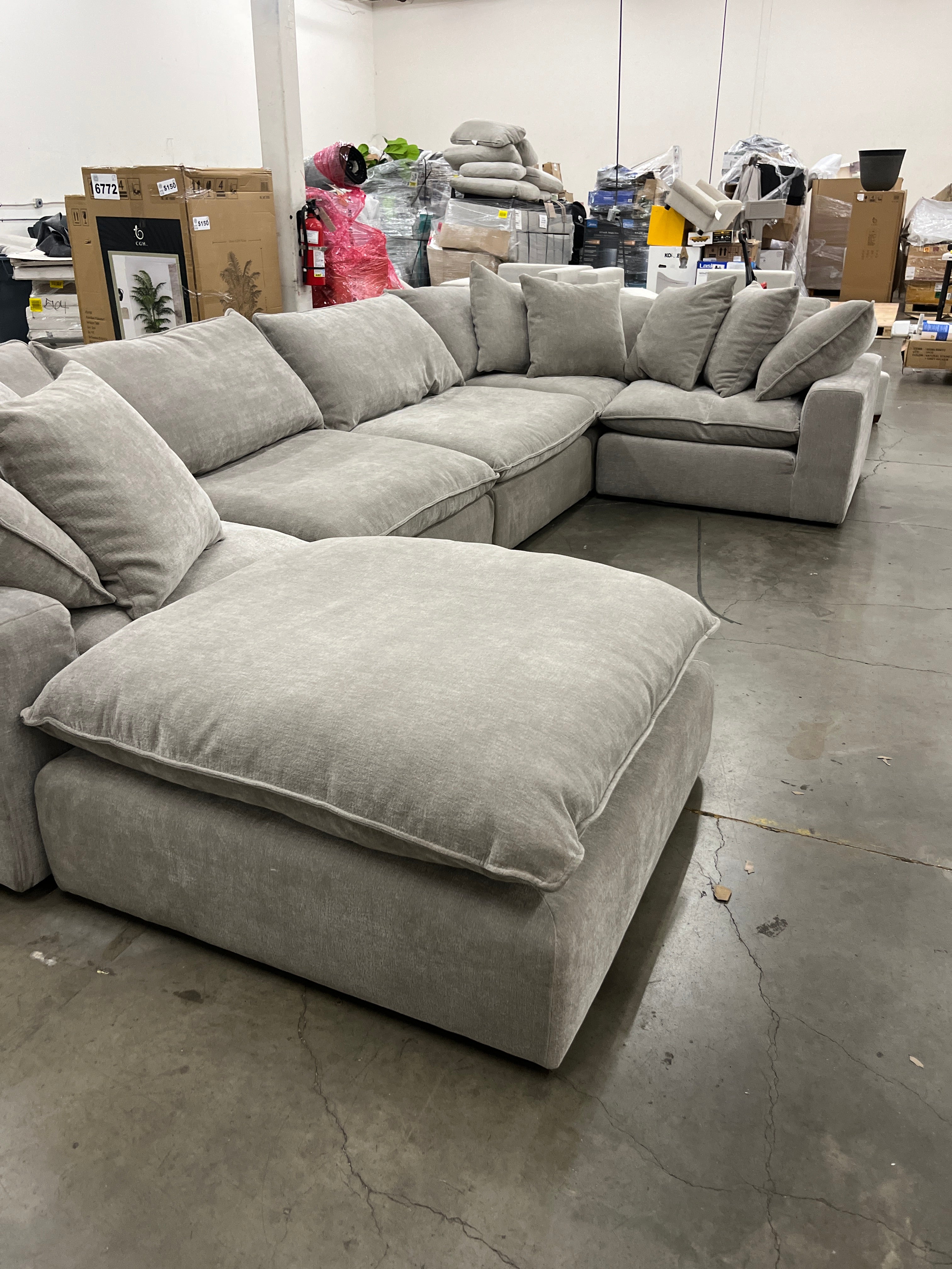 Like NEW - Costco - Sereen 6-piece Fabric Modular Sectional, Light