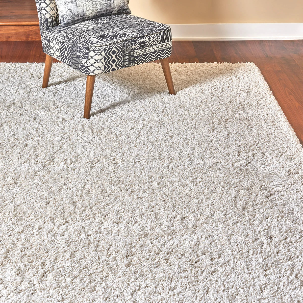 NEW - Thomasville Marketplace Luxury Shag Rug, Cream 5'3" x 7'5" - Retail $159