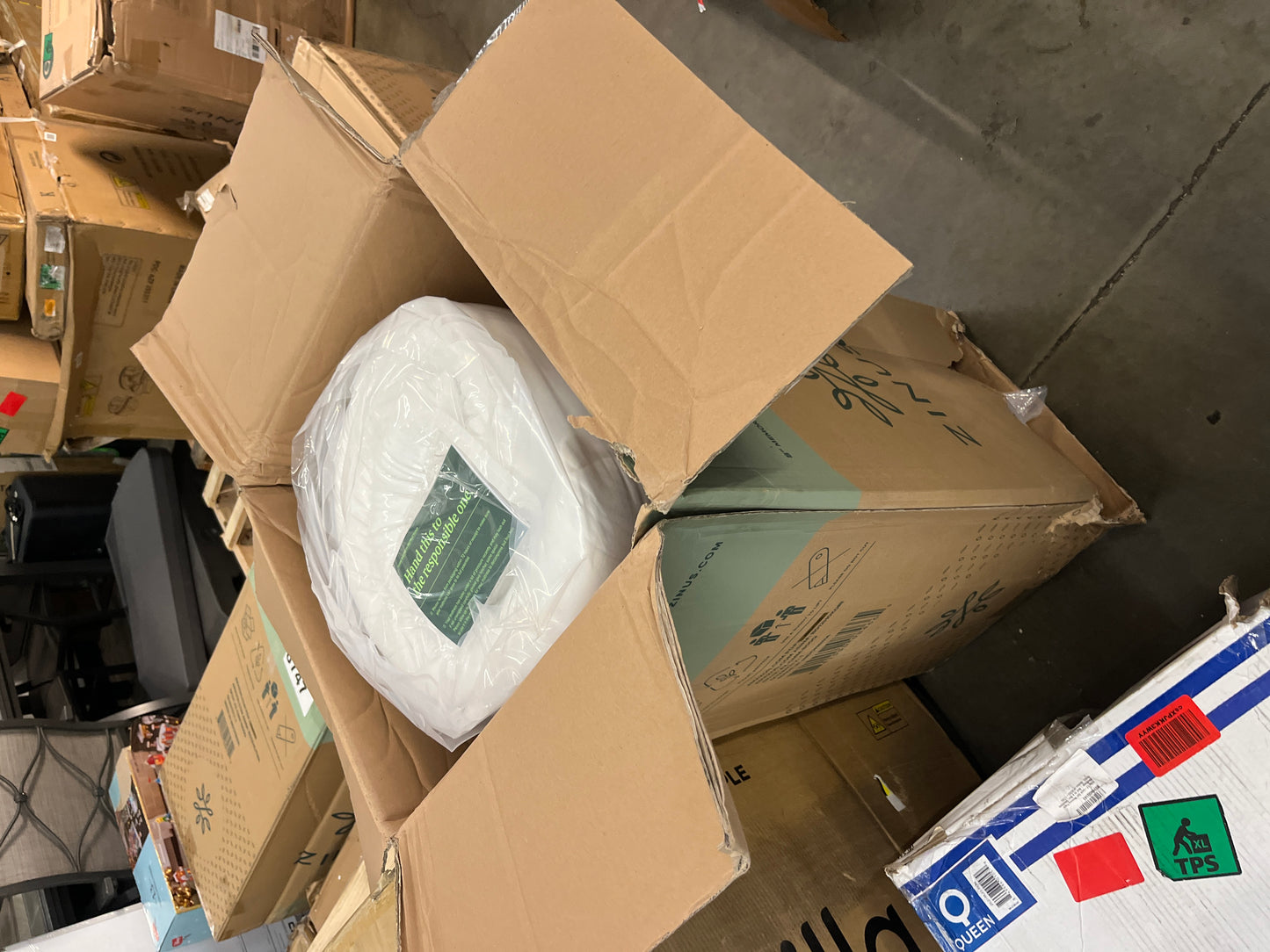 ZINUS 8 Inch Cloud Memory Foam Mattress, Queen, Fiberglass Free, Pressure Relieving, Mattress in A Box, CertiPUR-US Certified, White - Retail $350