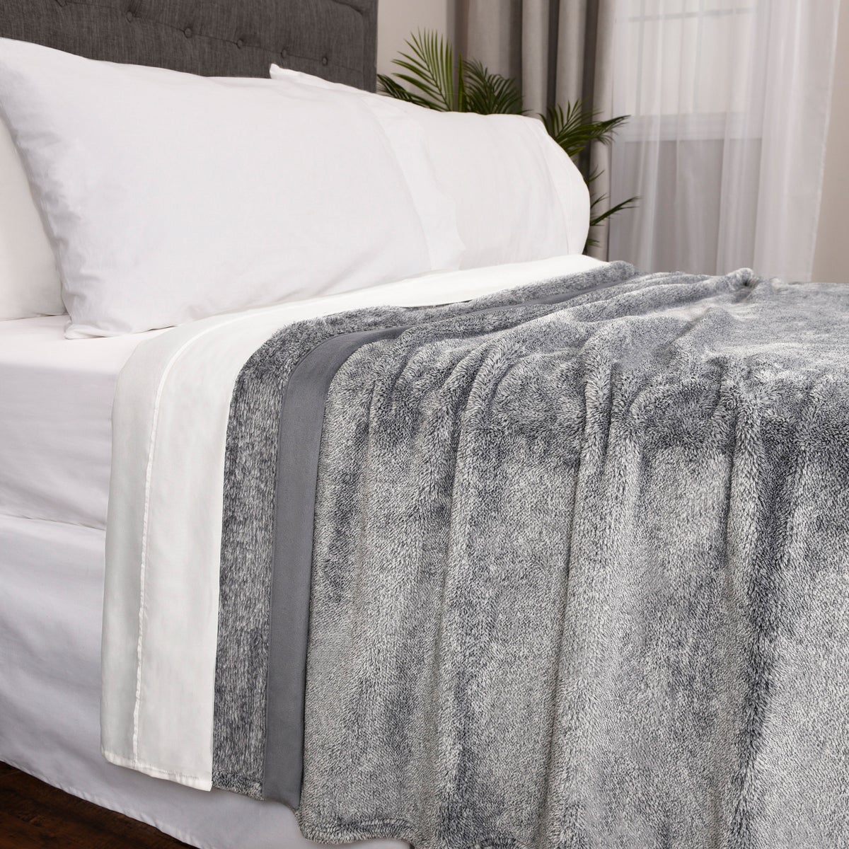 Kirkland Signature Plush Blanket, Queen