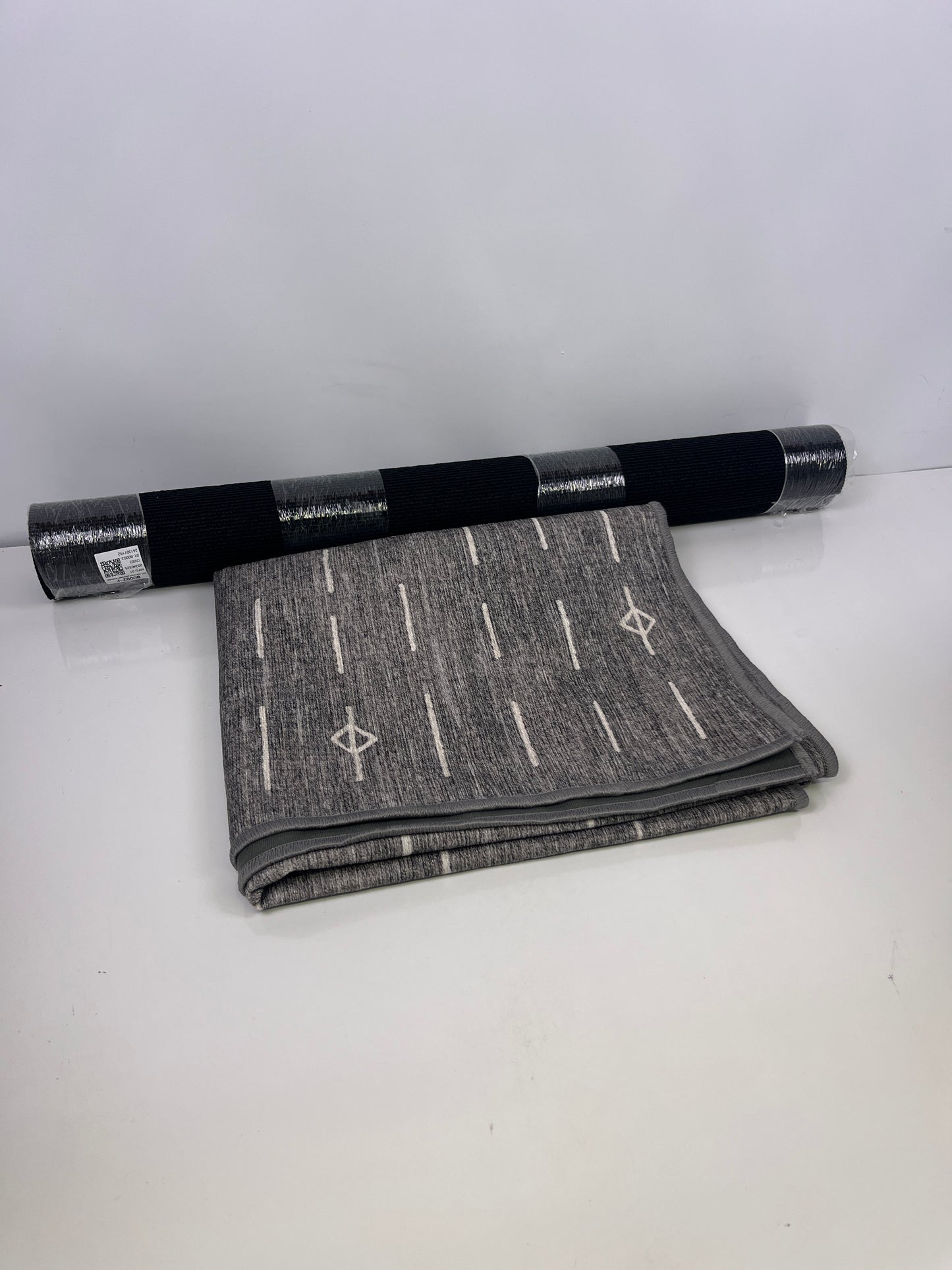 RUGGABLE 3'X5' GRAY - Retail $99