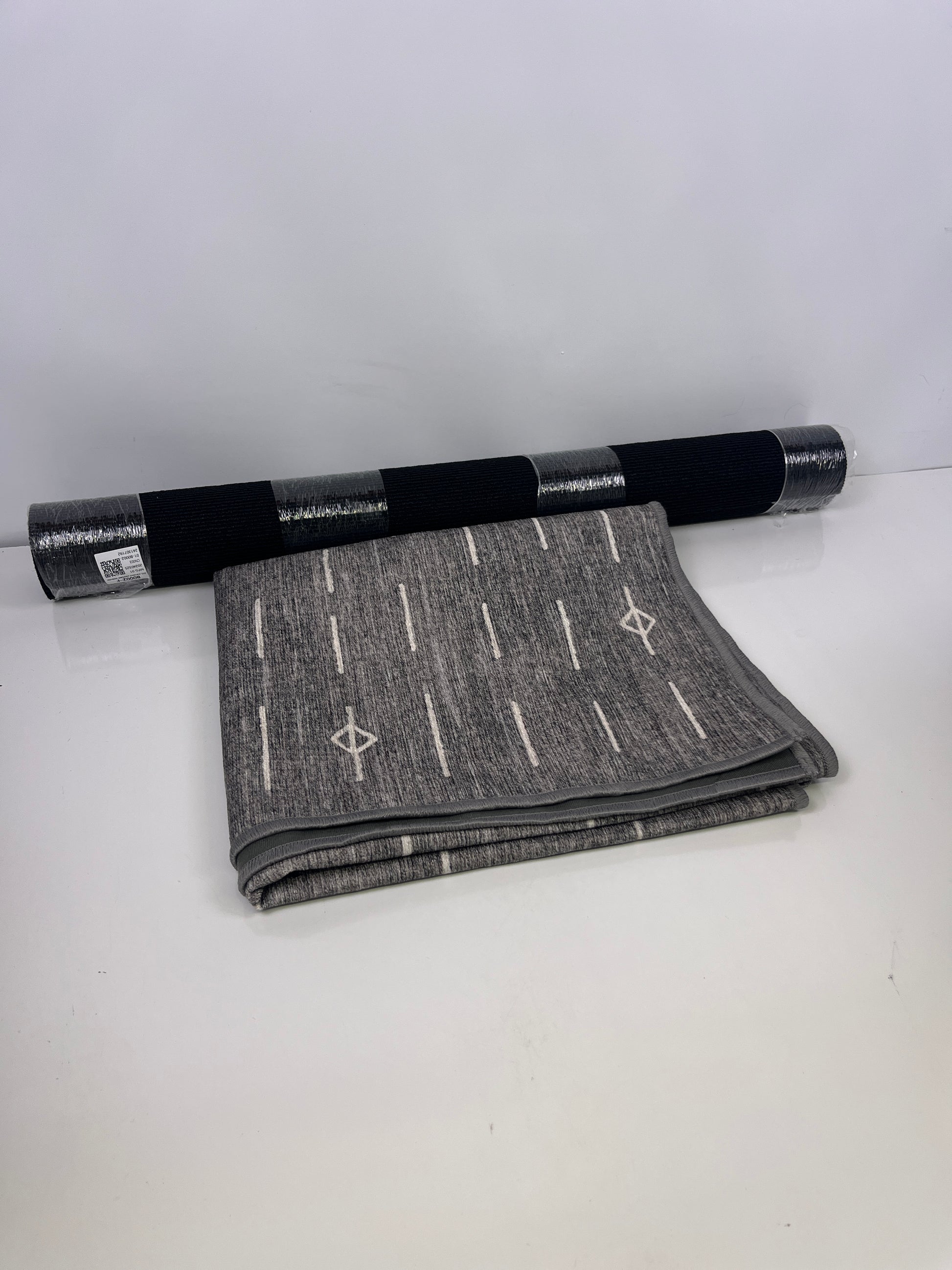 RUGGABLE 3'X5' GRAY - Retail $99