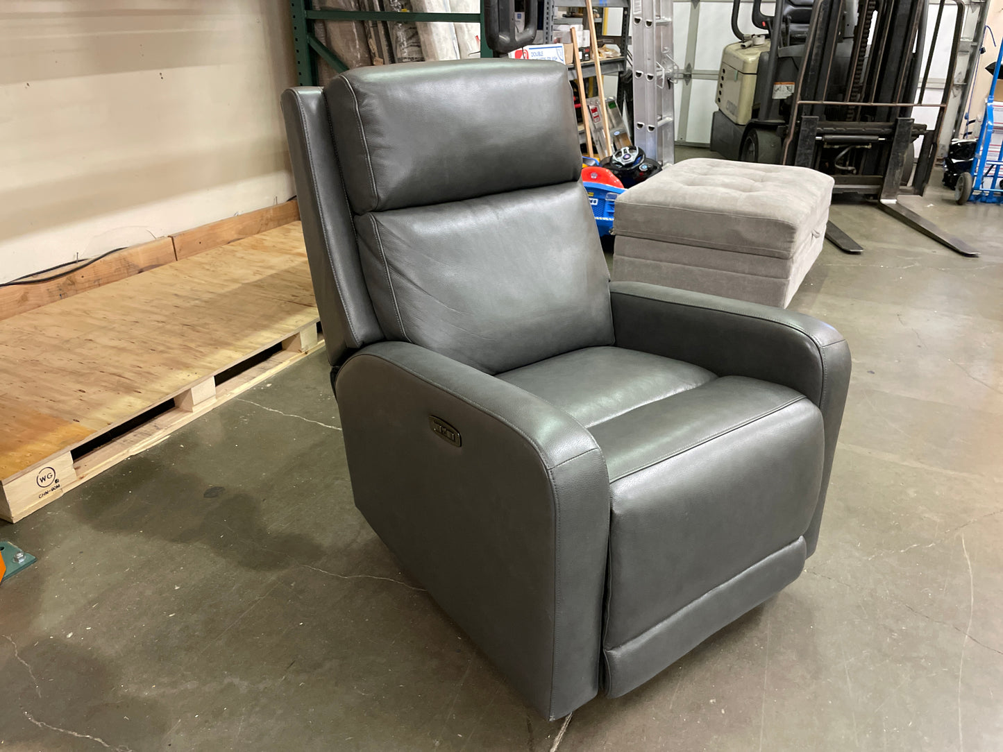 Like NEW - Costco - Pair of Arnie Leather Power Glider Recliners - retail $799