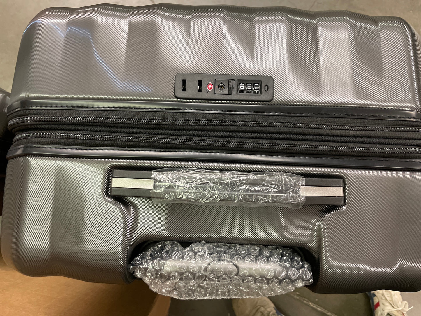 NEW - Costco - Ricardo 2-piece Hardside Luggage Set - Retail $164