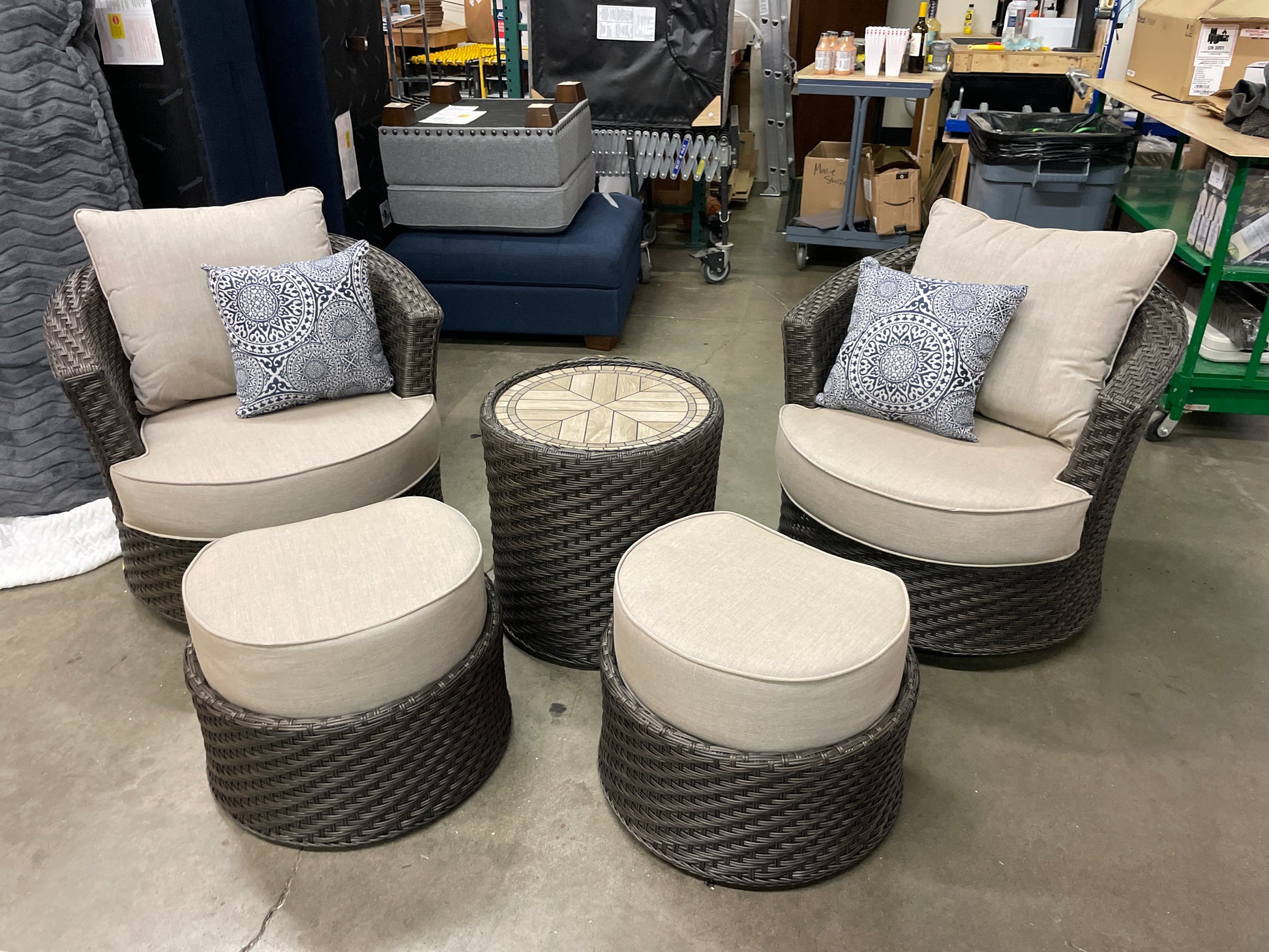 Costco - Salinger 5-piece Outdoor Patio Seating Set - Retail $1299 Default Title