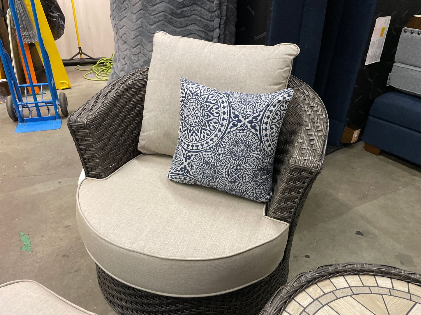 Costco - Salinger 5-piece Outdoor Patio Seating Set - Retail $1299 Default Title