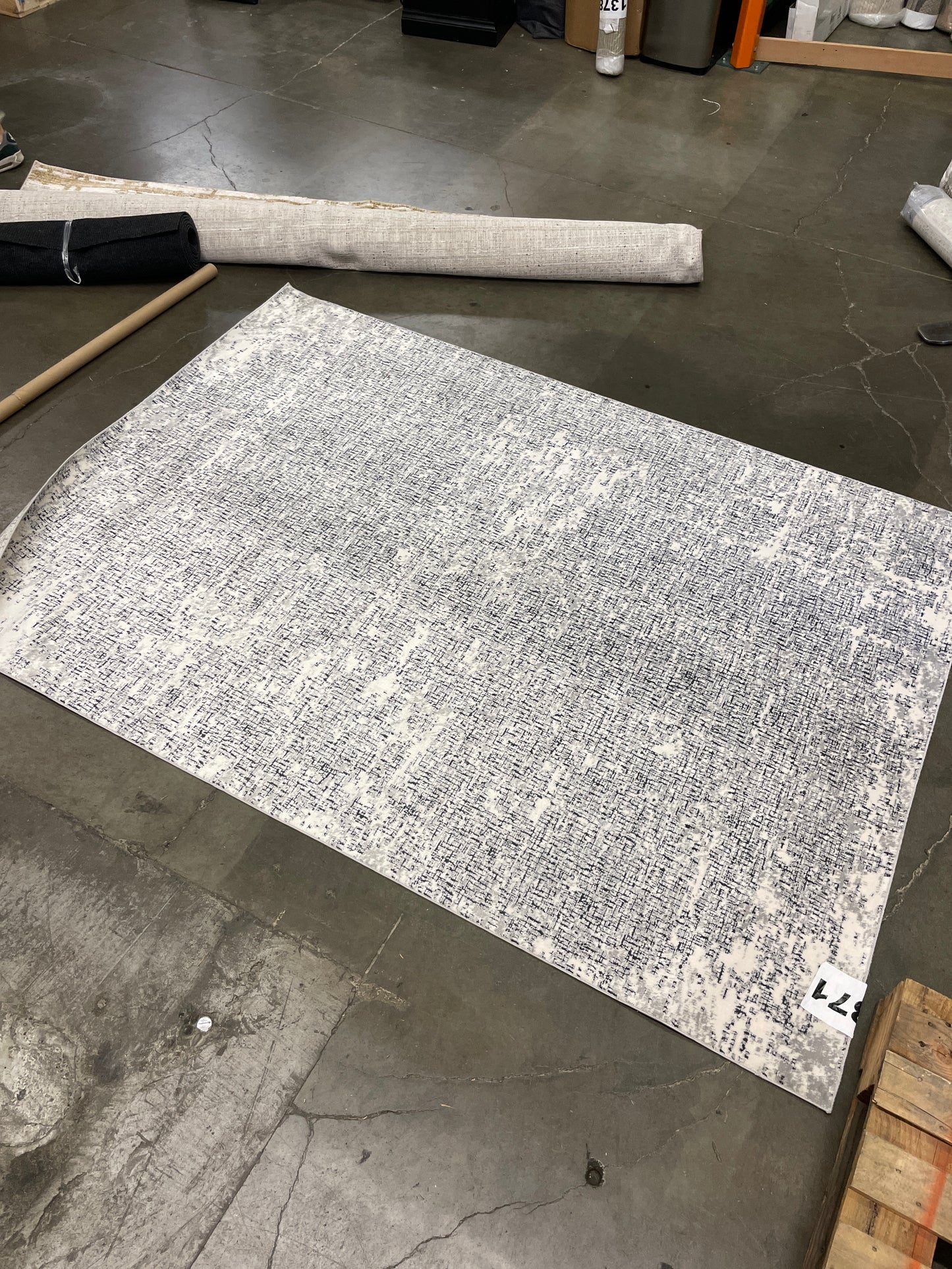 NEW - Calvin Klein Vapor Area Rug, Ivory / Black, 5'3" x 7' 3" - Retail $149