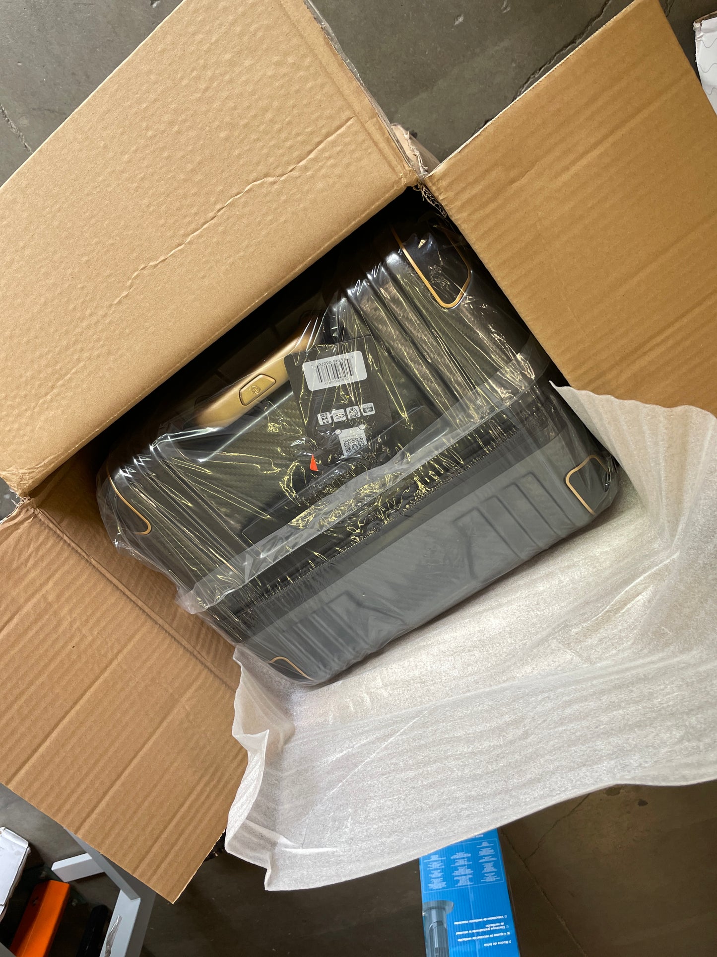 Costco - Traveler's Choice 30" Creekside Hardside Check-In Luggage Spinner - Retail $139