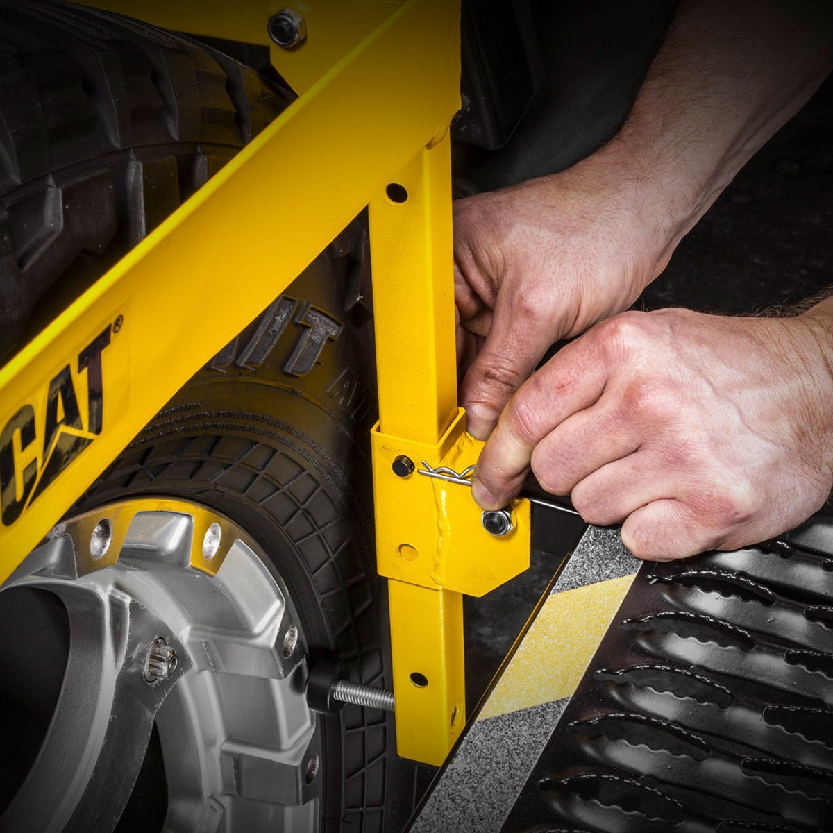 NEW - CAT 350 lb. Deluxe Truck and SUV Tire Service Step