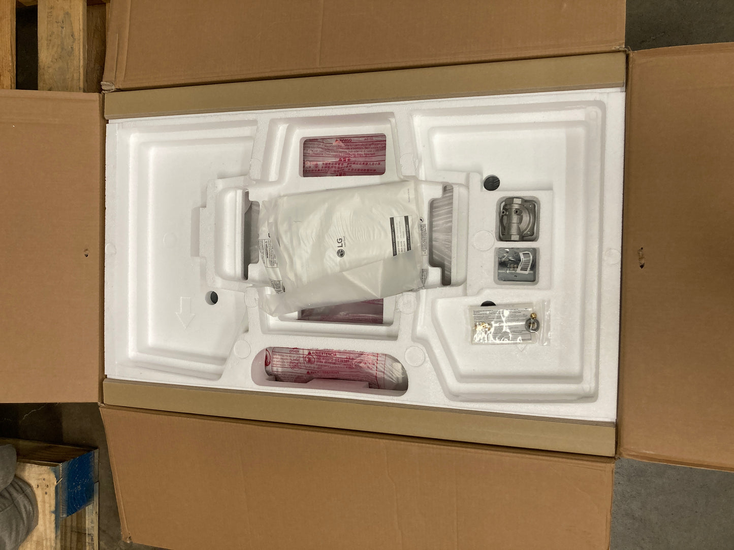 LG 36 in. Recessed Gas Cooktop in Stainless Steel w/5 Burners Including 17K SuperBoil Burner, Heavy Duty Cast Iron Grates - Retail $1259 Default Title