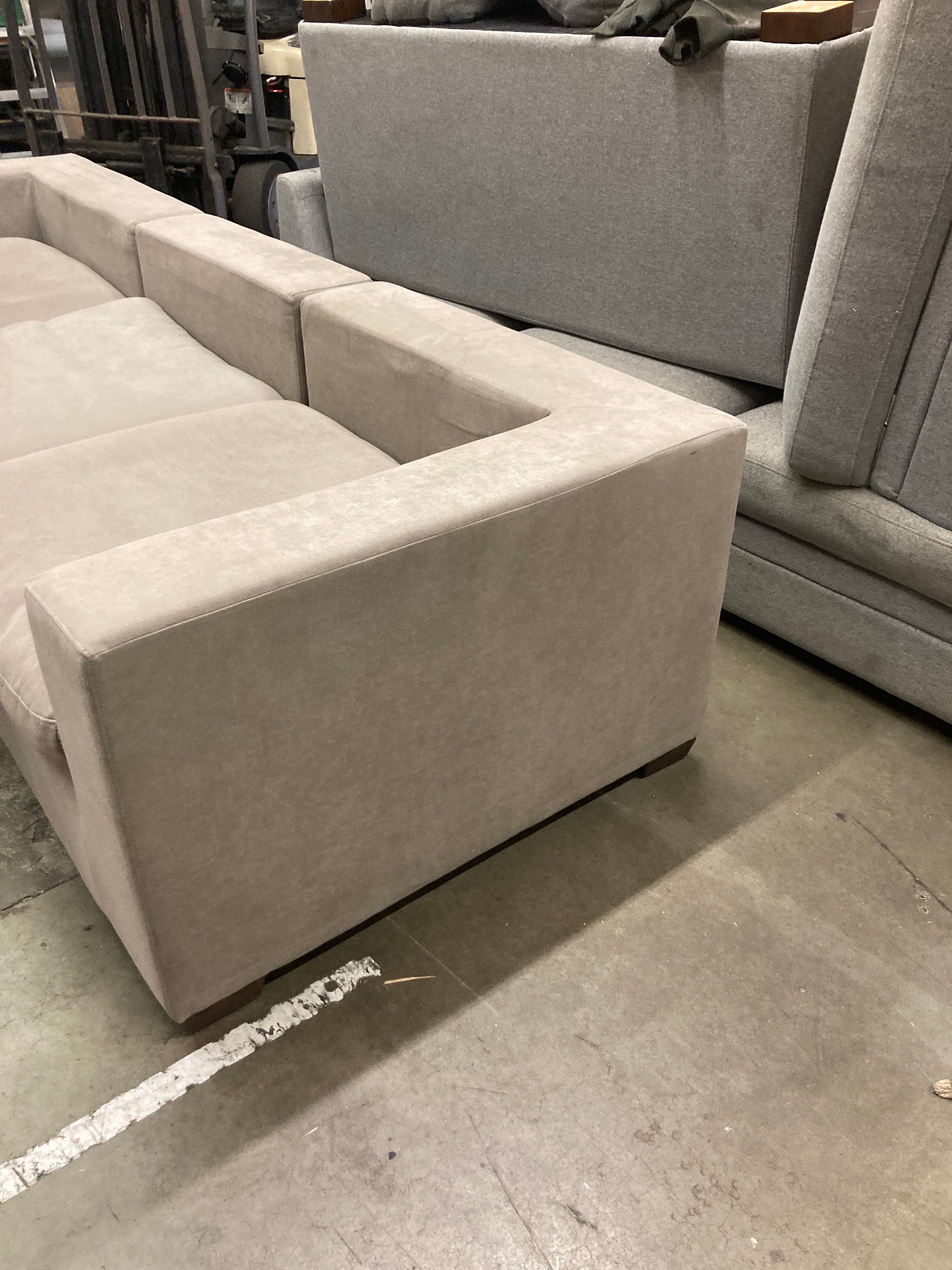 Costco - Thomasville Lowell 6-piece Fabric Modular Sectional - Retail $1999 Default Title