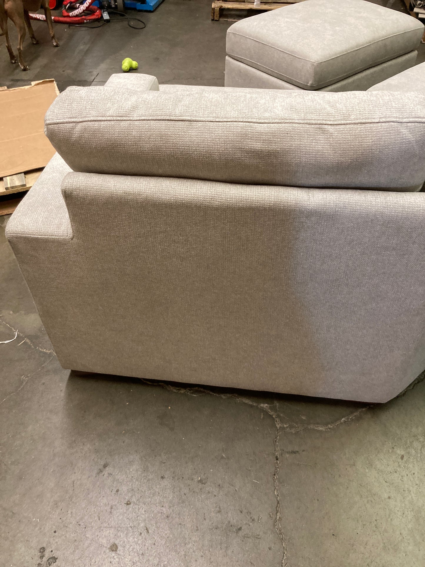 Costco - Thomasville Ezra Fabric Sectional with Ottoman - Retail $1799 Default Title