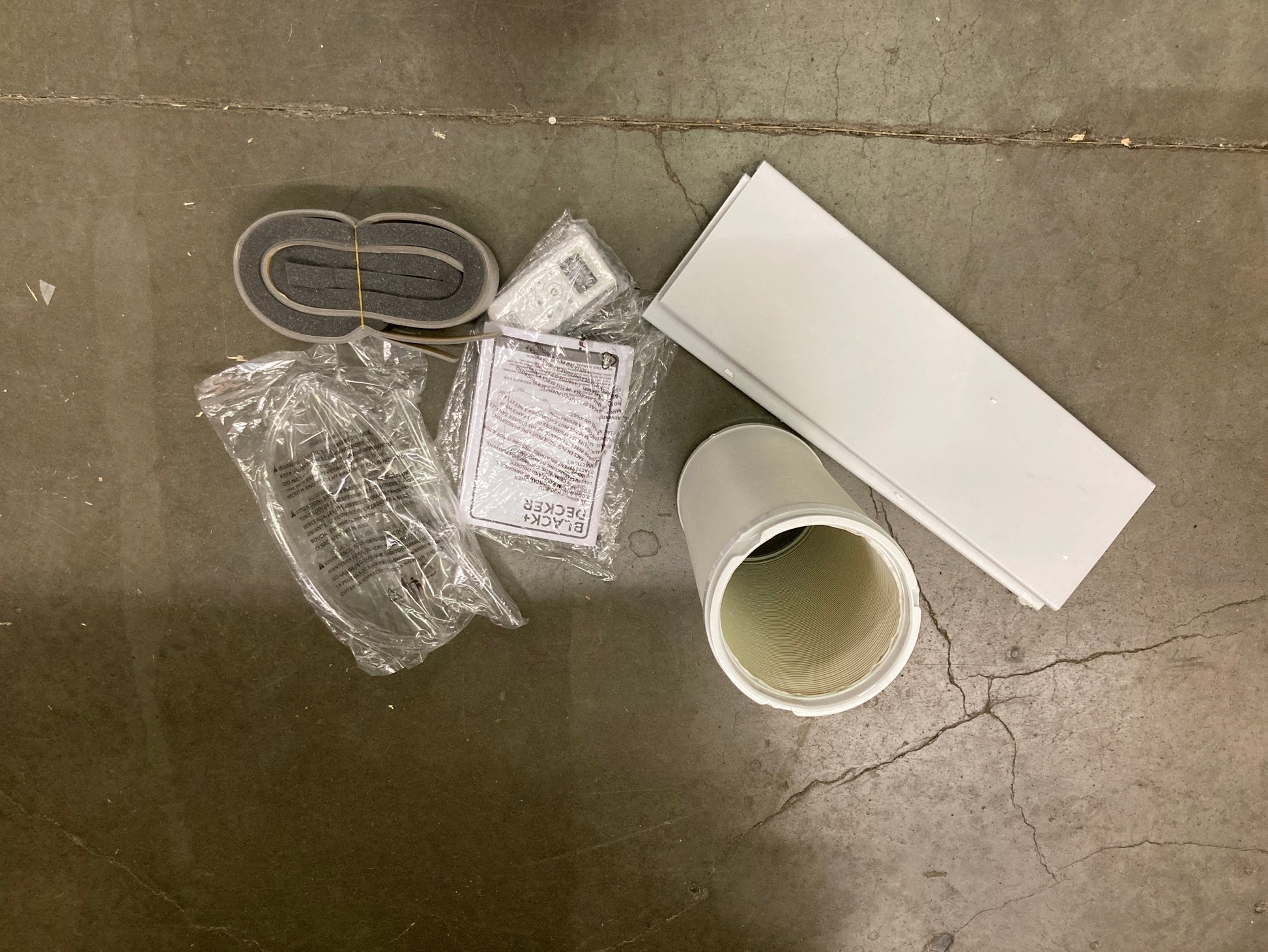 BLACK+DECKER 10,000 BTU Portable Air Conditioner up to 450 Sq. ft. with Remote Control, White - Retail $439 Default Title