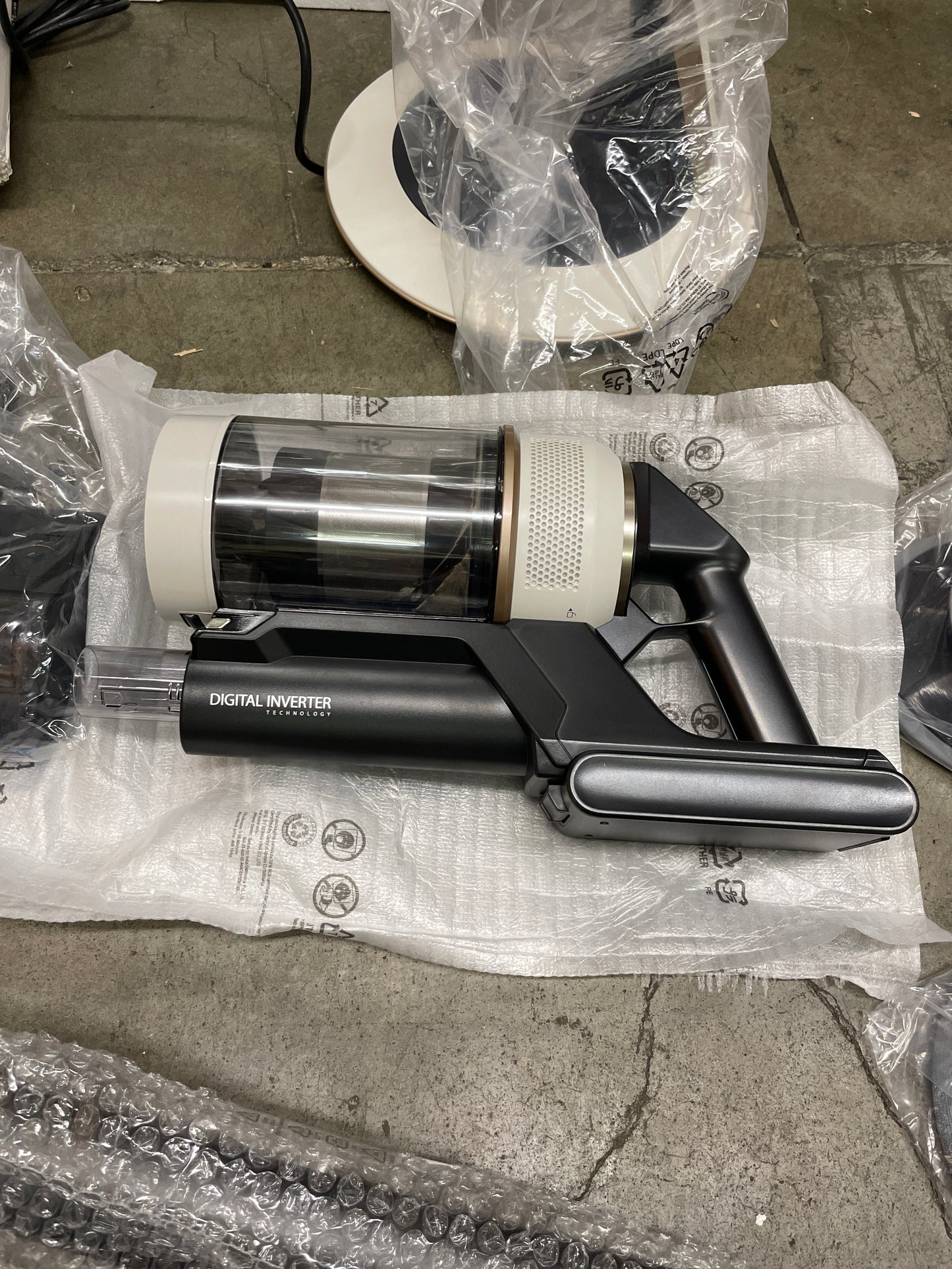 Samsung Bespoke Jet Cordless Stick Vacuum with All-in-One Clean Station - Retail $699