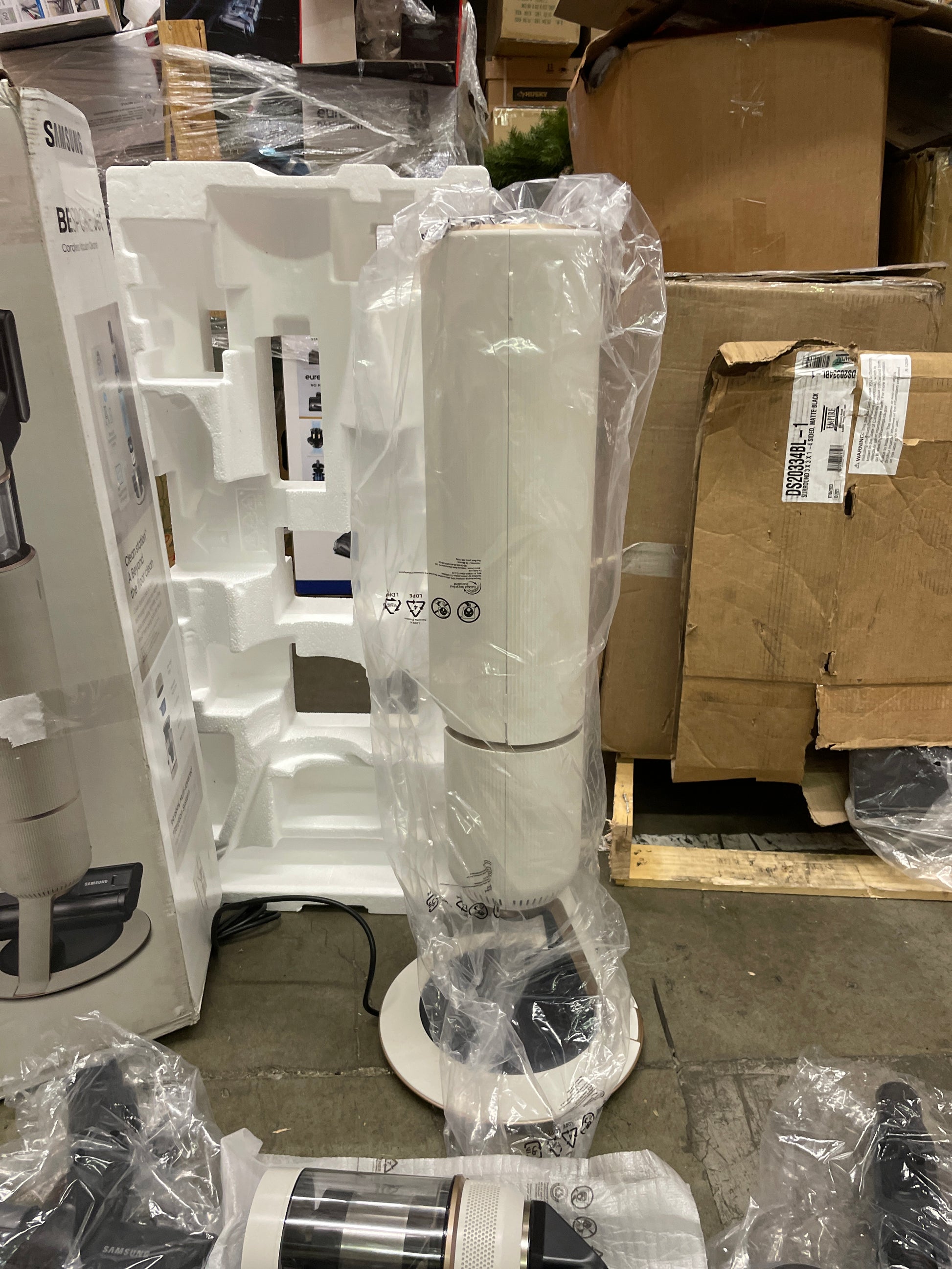 Samsung Bespoke Jet Cordless Stick Vacuum with All-in-One Clean Station - Retail $699