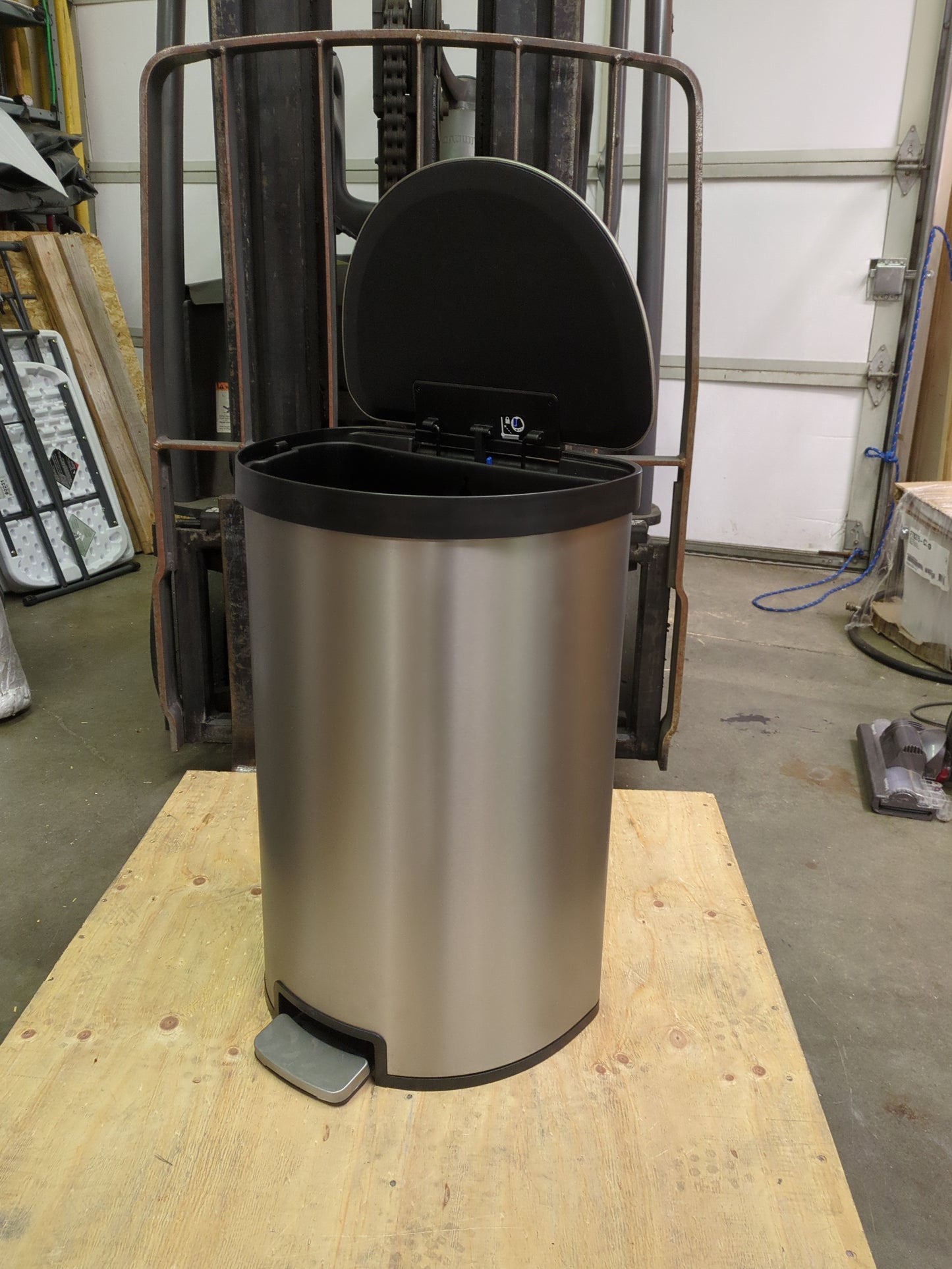NEW - Costco - Kohler 47L Step Trash Bin - Retail $89