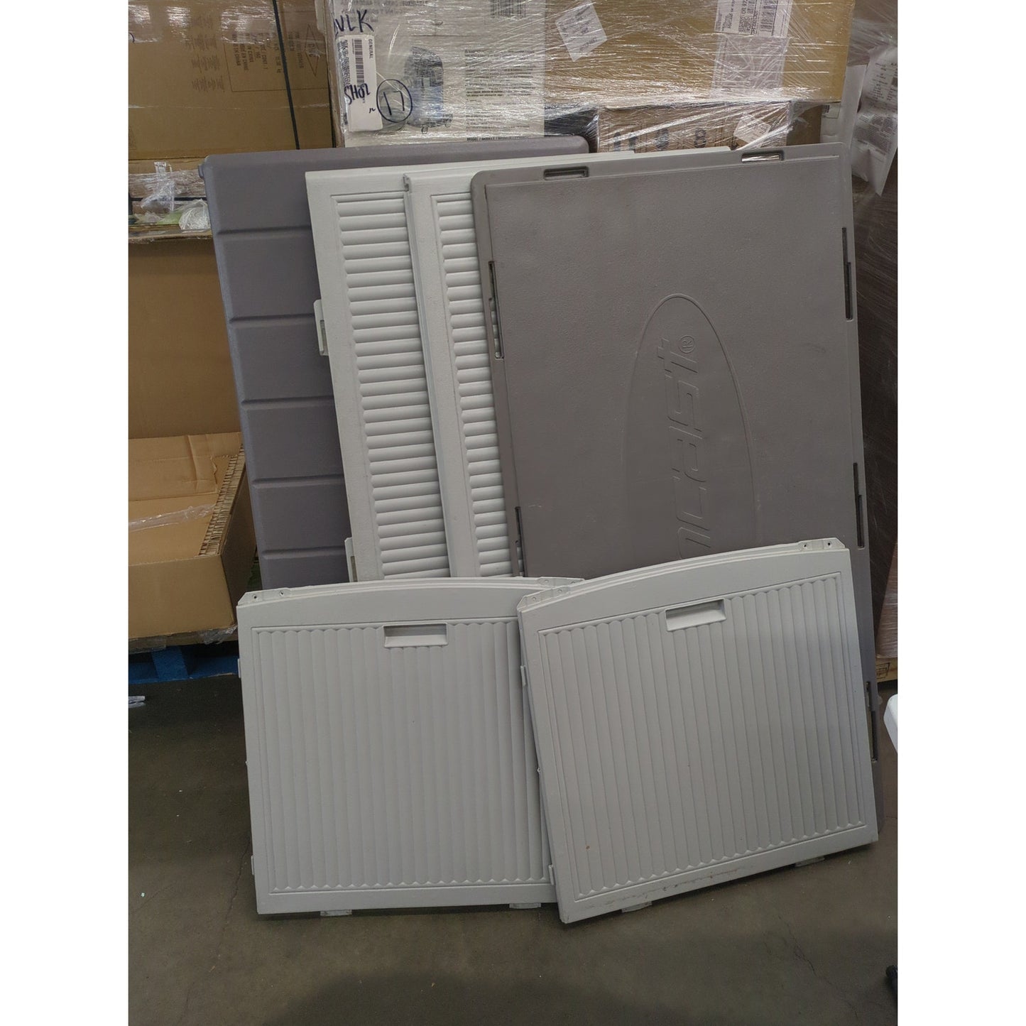 Suncast 160 Gallon Resin Deck Box - Retail $196