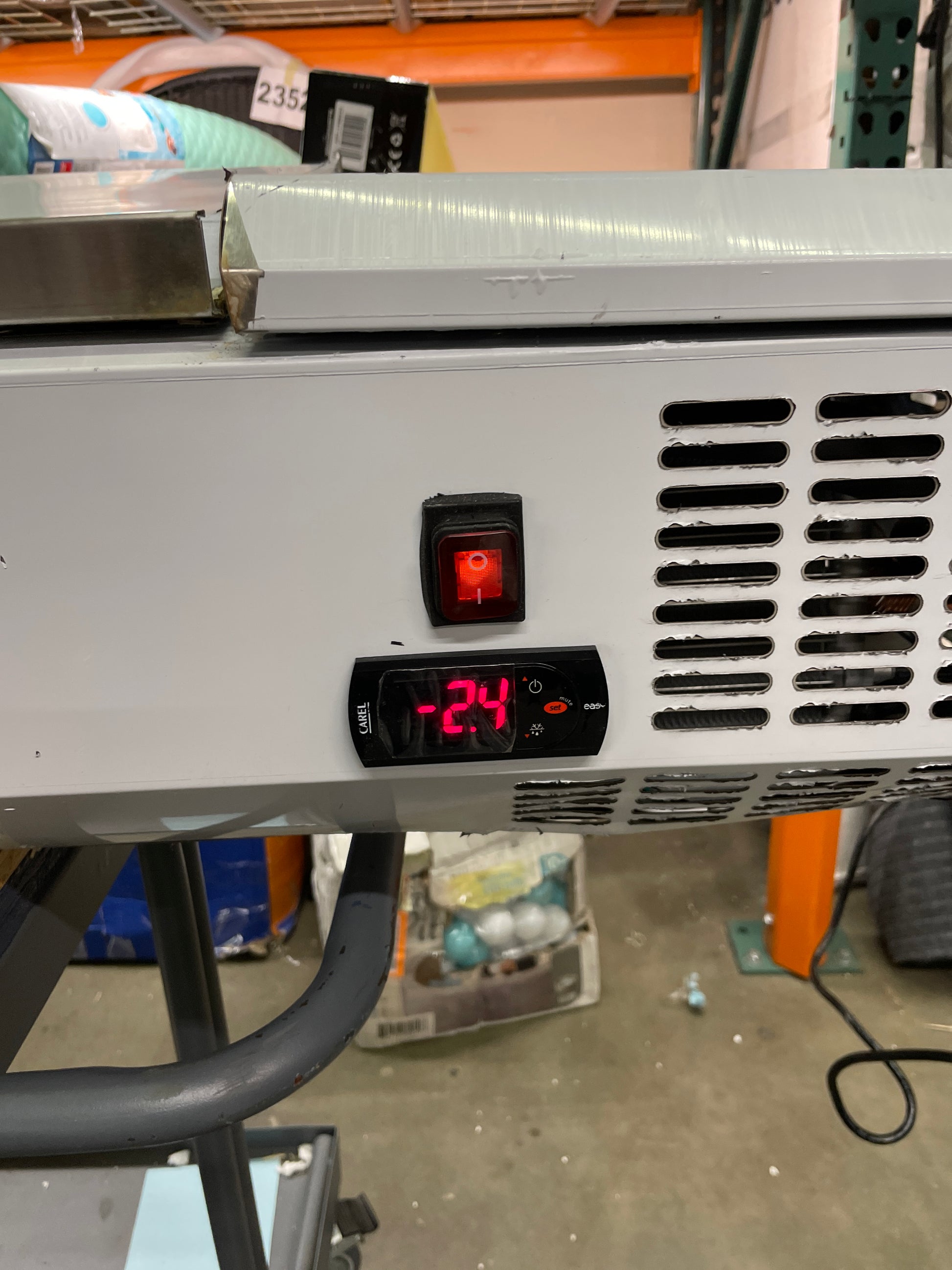 VEVOR Refrigerated Condiment Prep Station, 71-Inch, 19.8Qt Sandwich/Salad Prep Table with 5 1/3 Pans & 4 1/6 Pans, 150W Salad Bar with 304 Stainless Body and Cover Temp Adjuster One-Click Defrosting - Retail $899