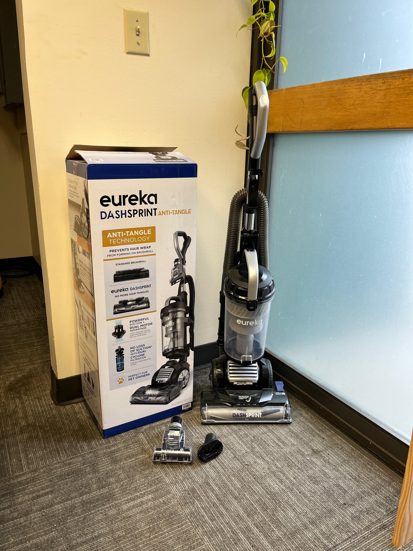 Like NEW - Costco - Eureka DashSprint Anti-Tangle Upright Vacuum - Retail $169