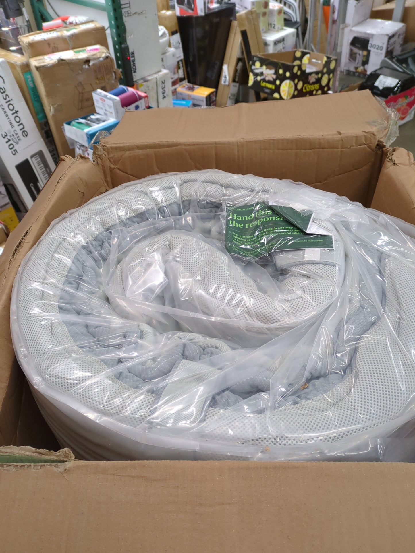 ZINUS 14 Inch Comfort Support Cooling Hybrid Quilted Mattress, Pocket Innersprings for Motion Isolation, Edge Support, Queen, White - Retail $484