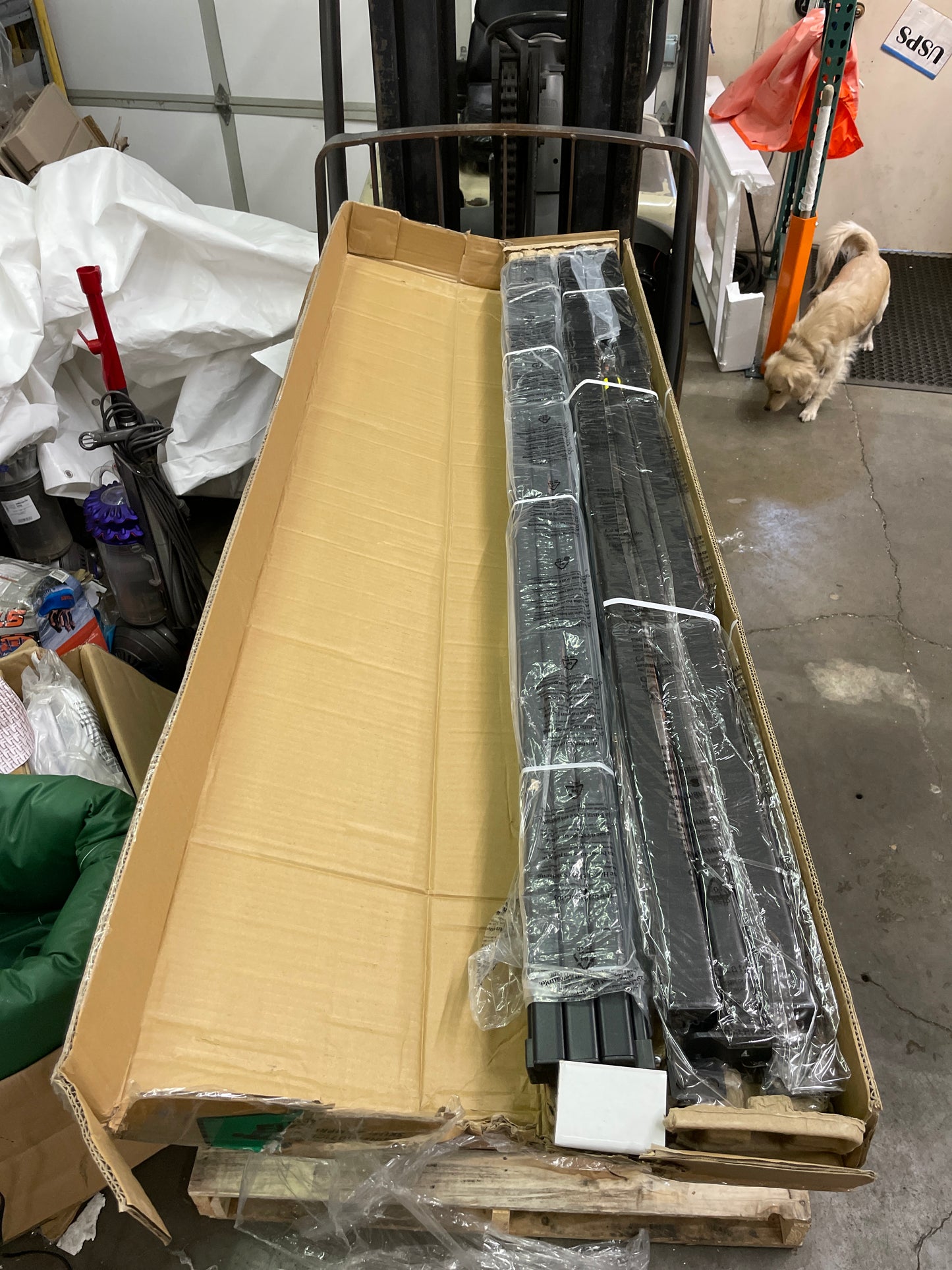 NEW - ZINUS QUEEN 16 Inch Metal Platform Bed Frame / Steel Slat Support - Retail $104