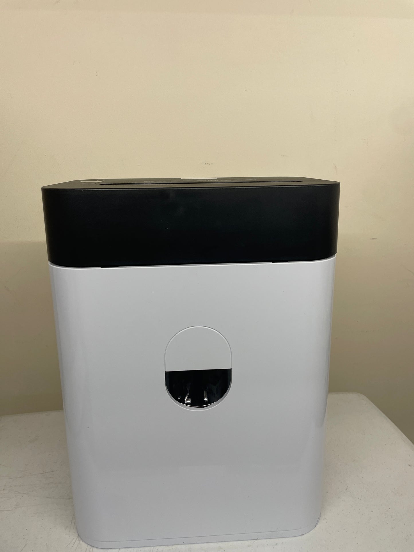 Costco - Royal Shredder Micro-Cut Paper Shredder, 14-Sheet, Black/White - Retail $79