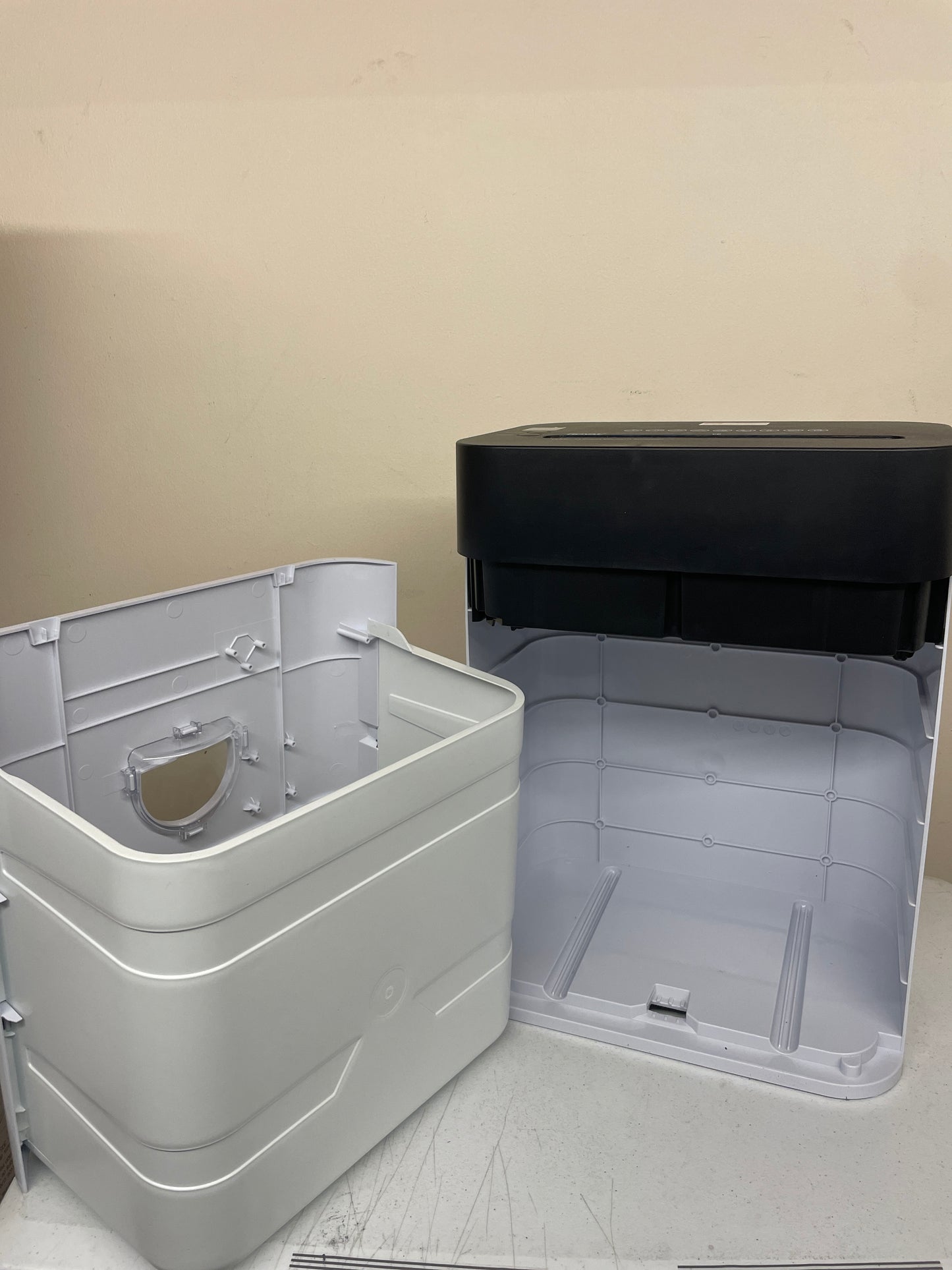 Costco - Royal Shredder Micro-Cut Paper Shredder, 14-Sheet, Black/White - Retail $79