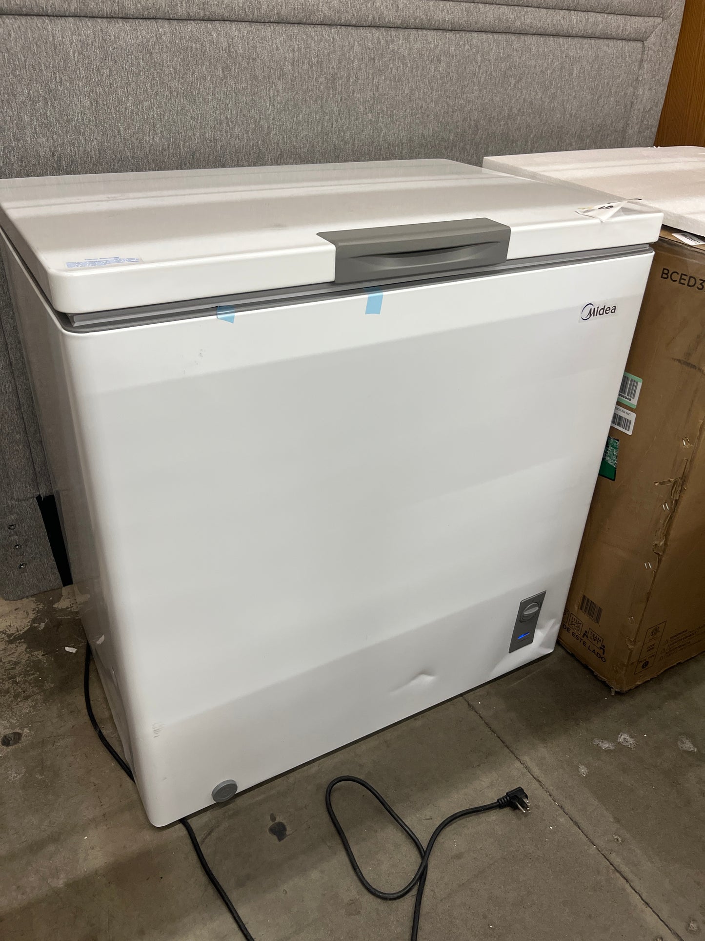 NEW w/ dmg - Midea Convertible Chest Freezer with Interior LED Light, 7.0 cu ft - Retail $269