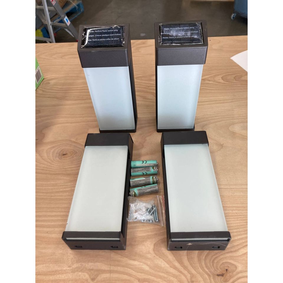 NEW - Costco - Naturally Solar Solar Post Accent Lights 8 Pack - Retail $49
