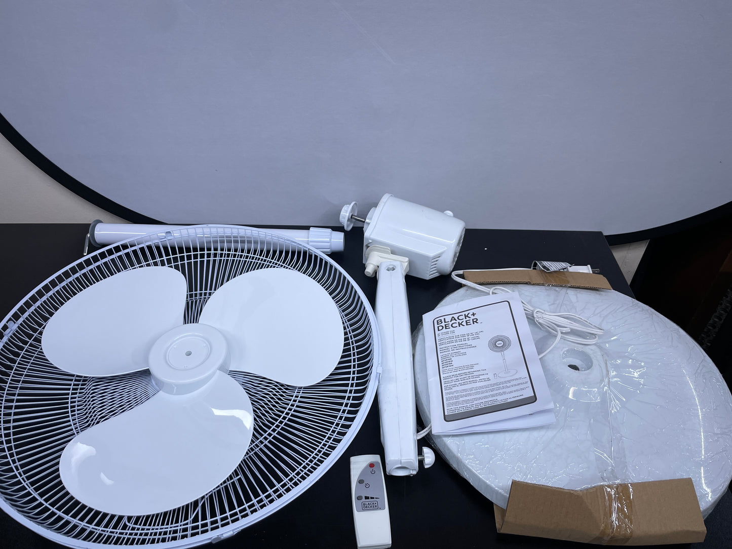 BLACK+DECKER 18-Inch, Stand Fan with Remote, White - Retail $44