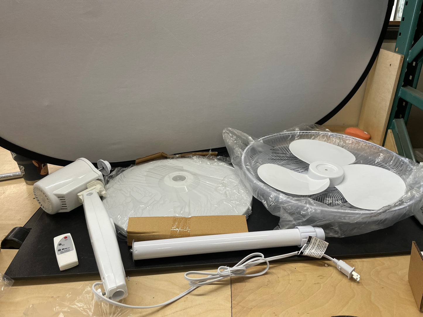 NEW - BLACK+DECKER 18-Inch, Stand Fan with Remote, White - Retail $44