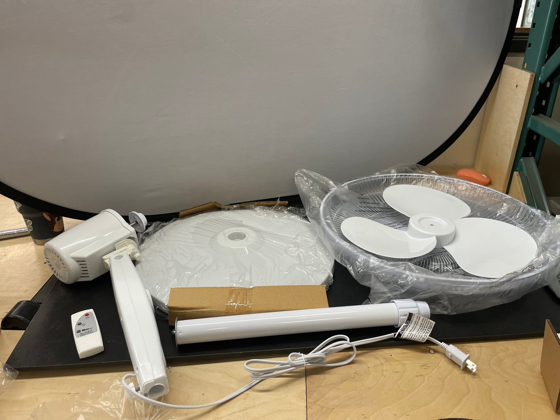 NEW - BLACK+DECKER 18-Inch, Stand Fan with Remote, White - Retail $44