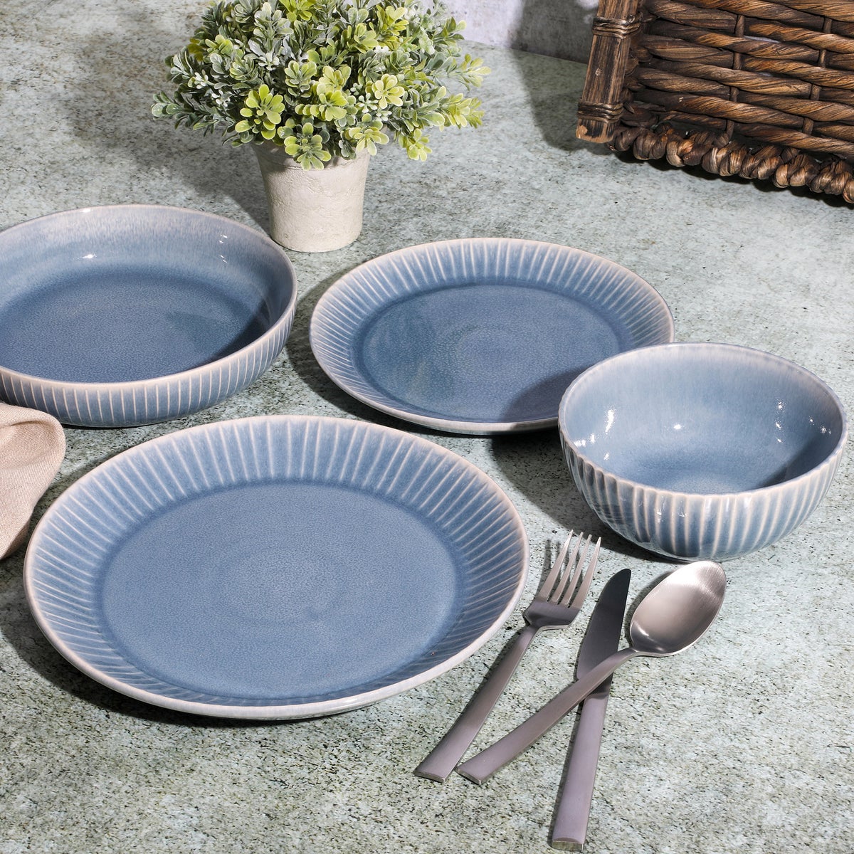 Laurie Gates Amalie 16-Piece Dinnerware Set