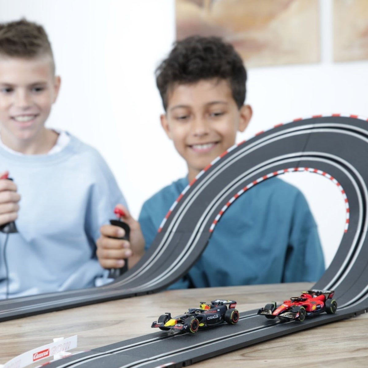 Carrera GO!!! “Racing Arena”-  F1 Race Cars Perez/ Sainz with 2 Wireless Controllers