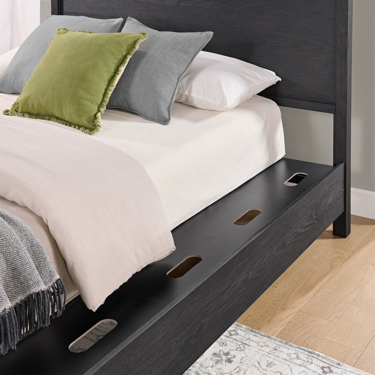 Bellevue Canopy Bed